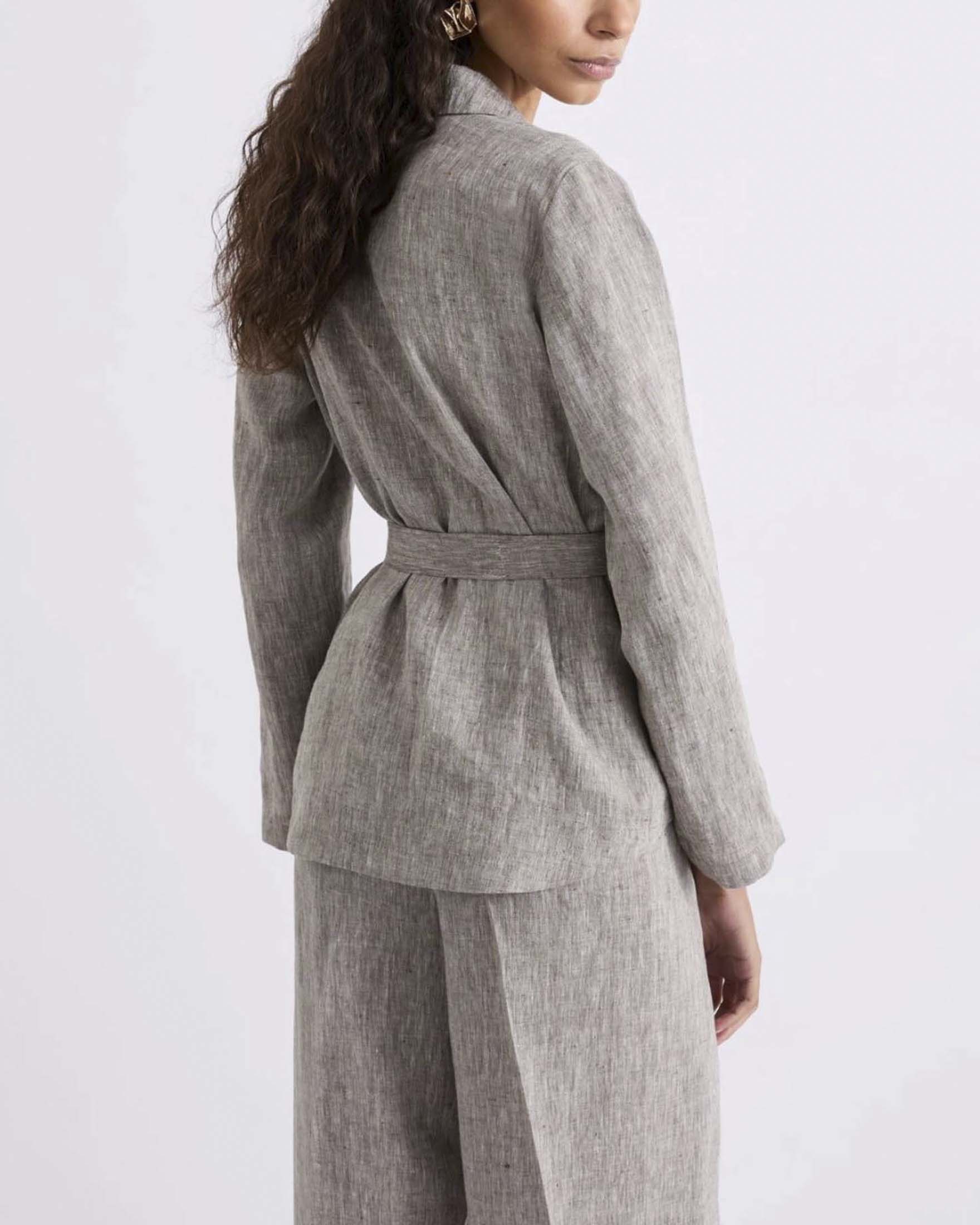 Giacca camicia Marella marrone in chambray di lino con cintura in vita