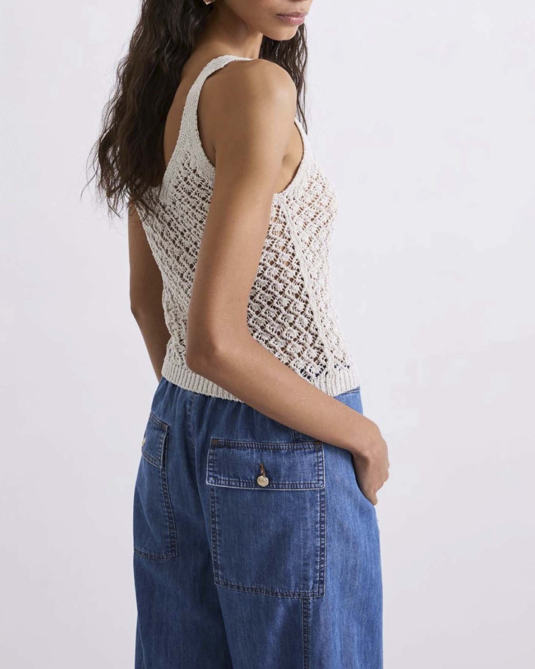 Top scollo a V Marella color sabbia in cordonetto di cotone e lurex effetto crochet