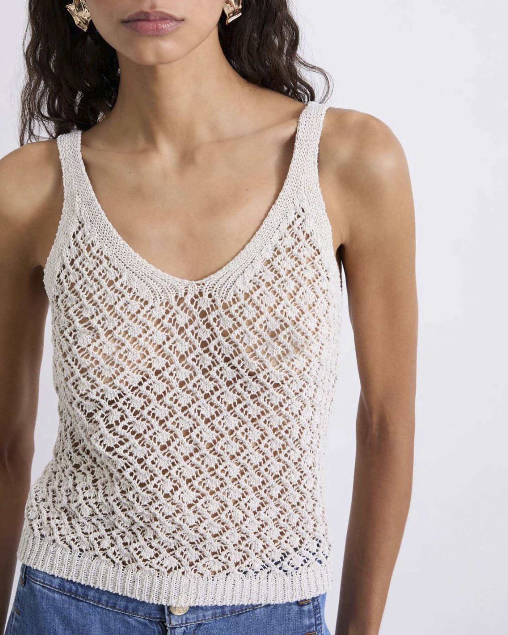 Top scollo a V Marella color sabbia in cordonetto di cotone e lurex effetto crochet