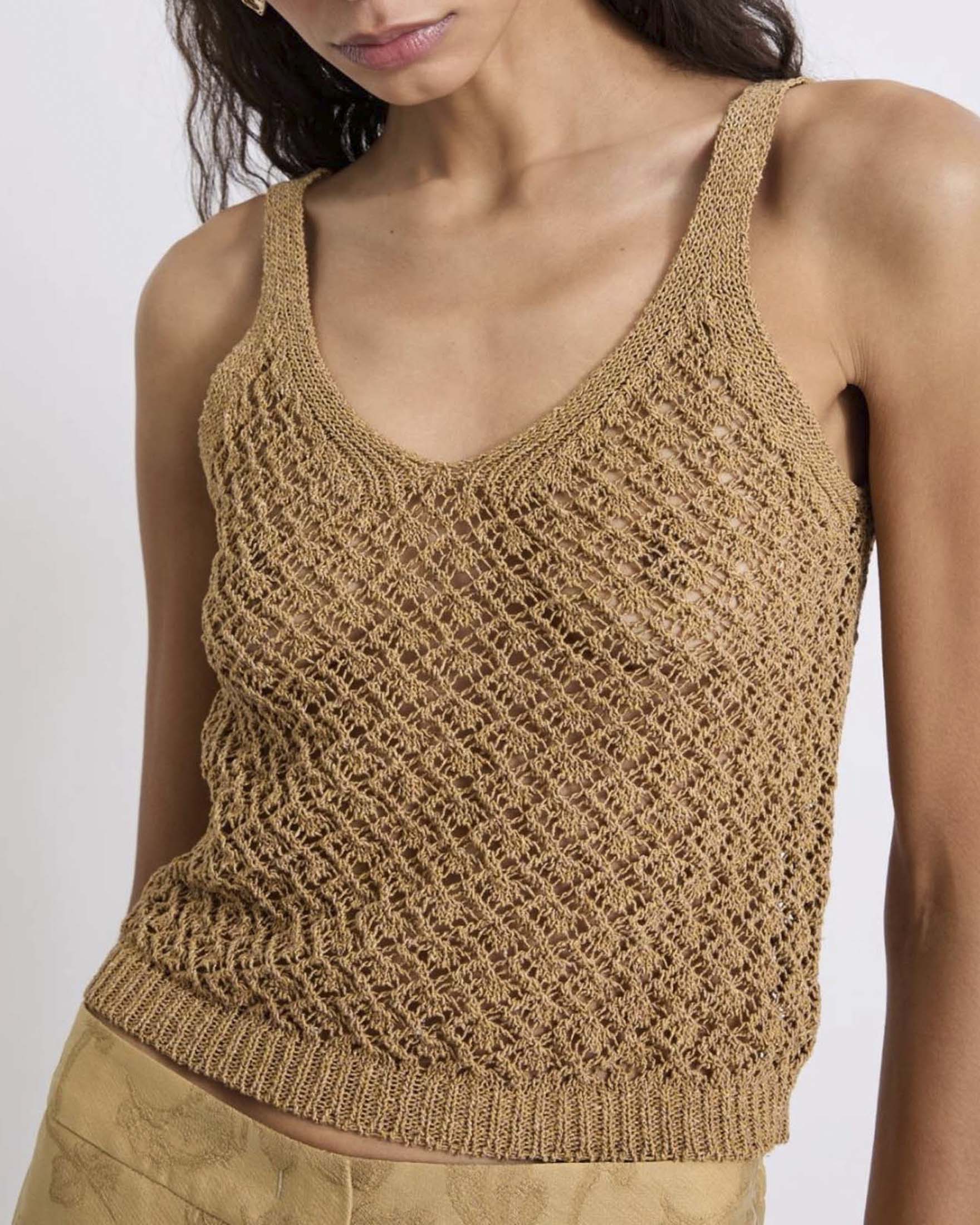 Top scollo a V Marella color cuoio in cordonetto di cotone e lurex effetto crochet