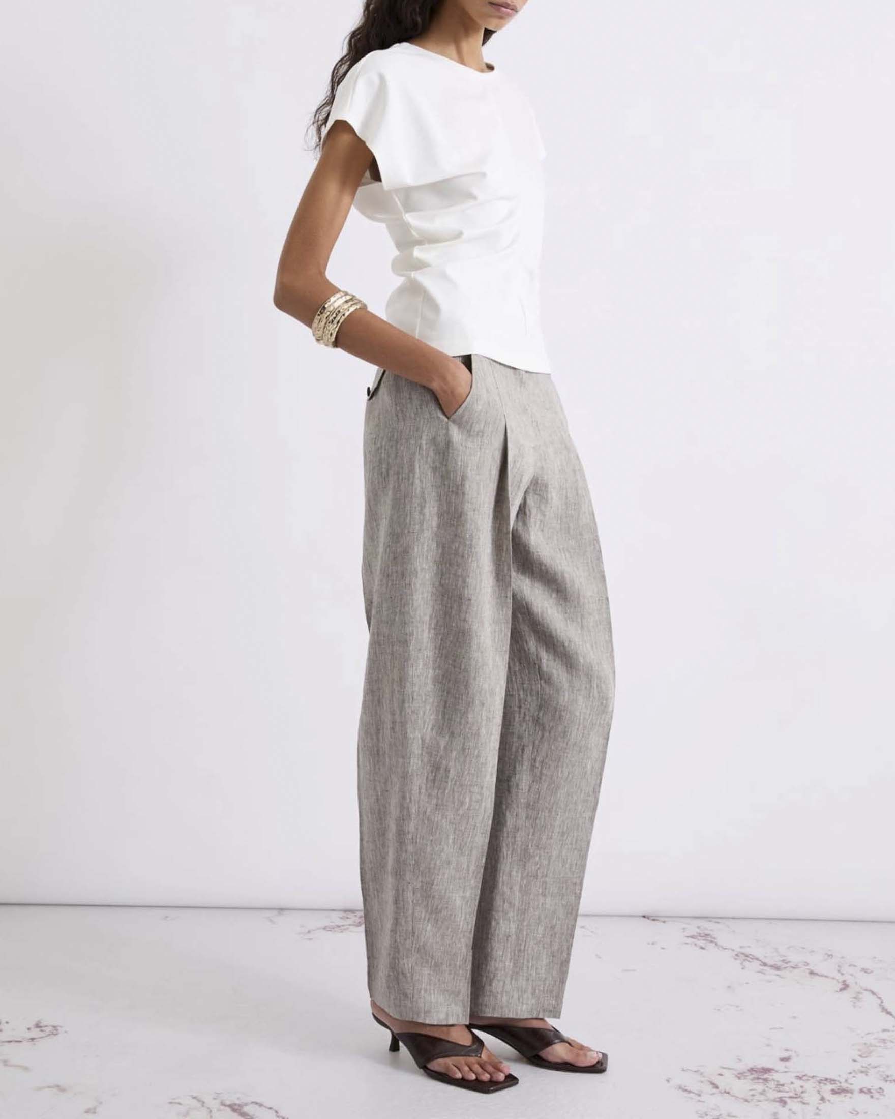 Pantaloni barrel Marella marroni in chambray di puro lino con piega stirata e tasche alla francese image