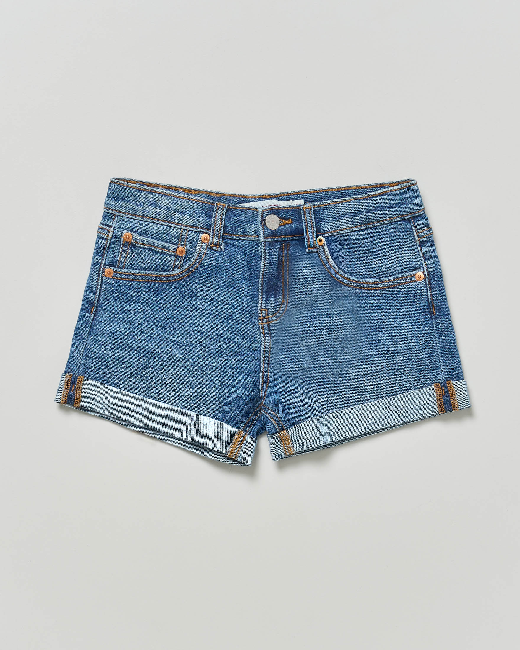 Short Levi's in denim blu lavaggio medio stone washed con risvolto al fondo