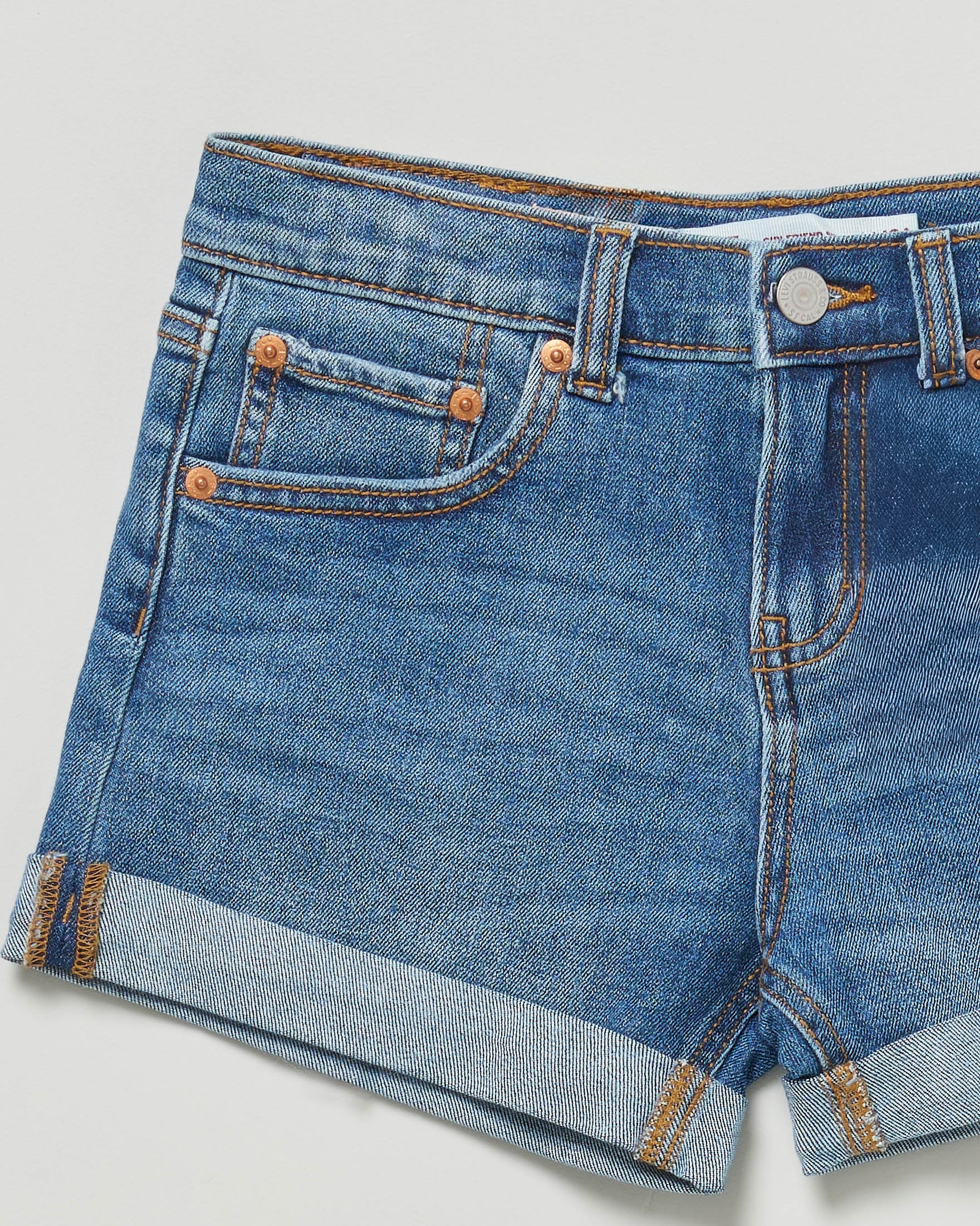 Short Levi's in denim blu lavaggio medio stone washed con risvolto al fondo image