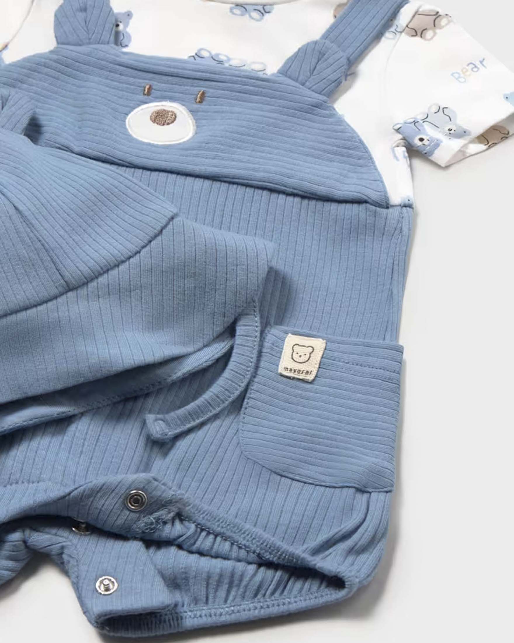 Pagliaccetto salopette Mayoral celeste con orsetti e cappellino con orecchiette