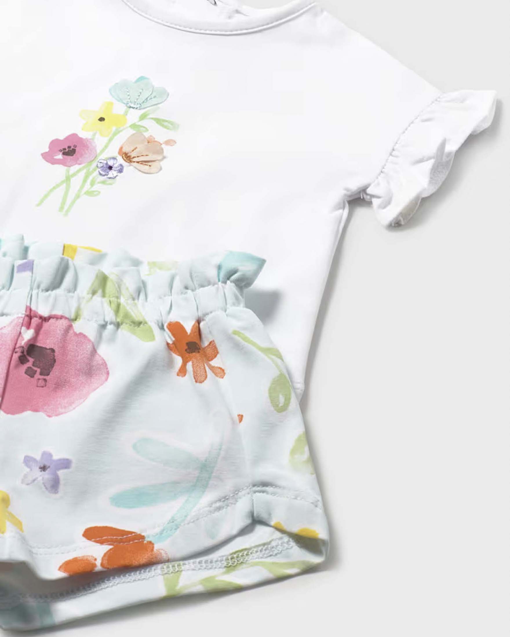 Completo Mayoral t-shirt bianca a maniche corte con short verde acqua con fiori multicolor