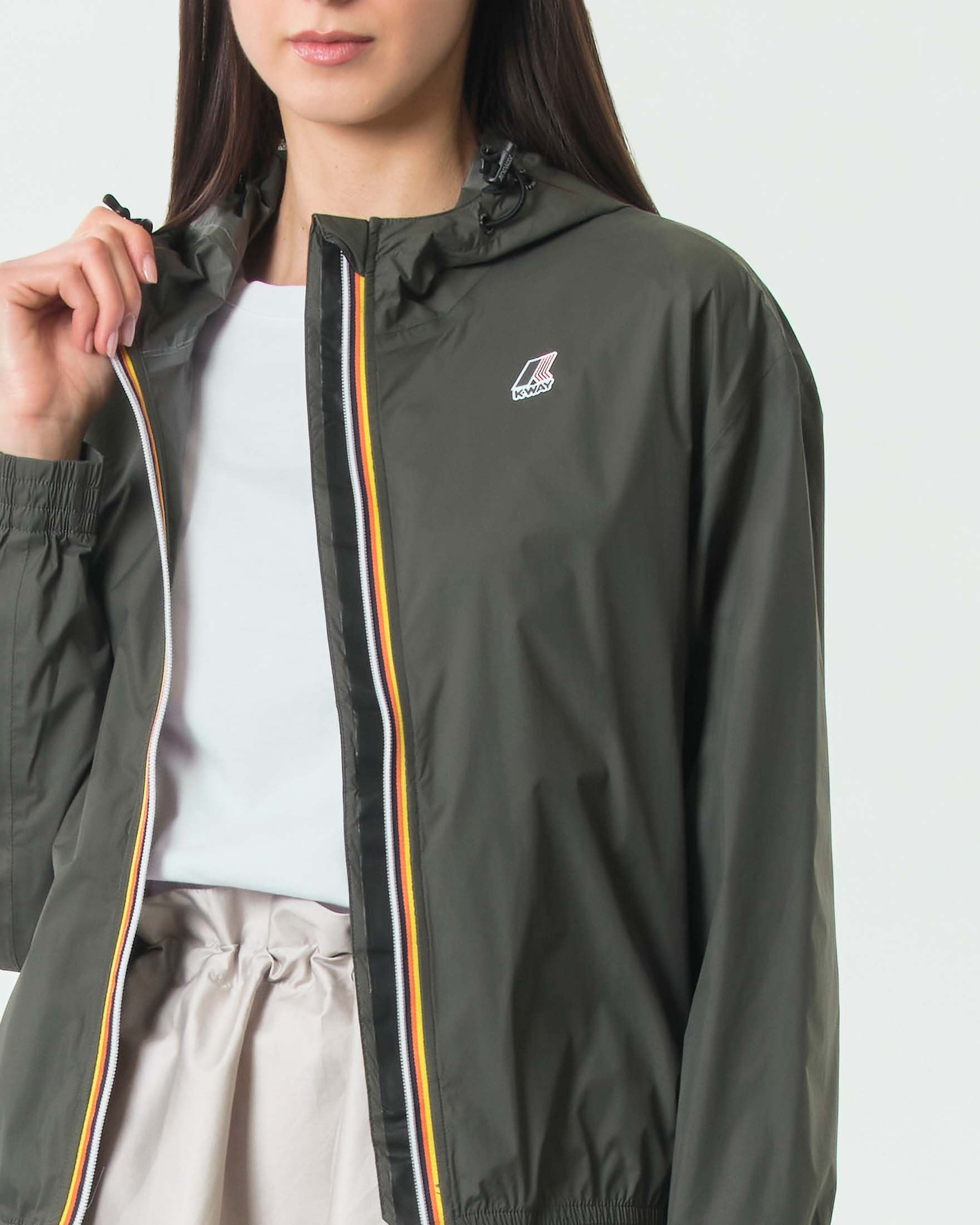 Giacca corta impermeabile K-Way Anny militare con cappuccio e chiusura zip con coulisse sul fondo image
