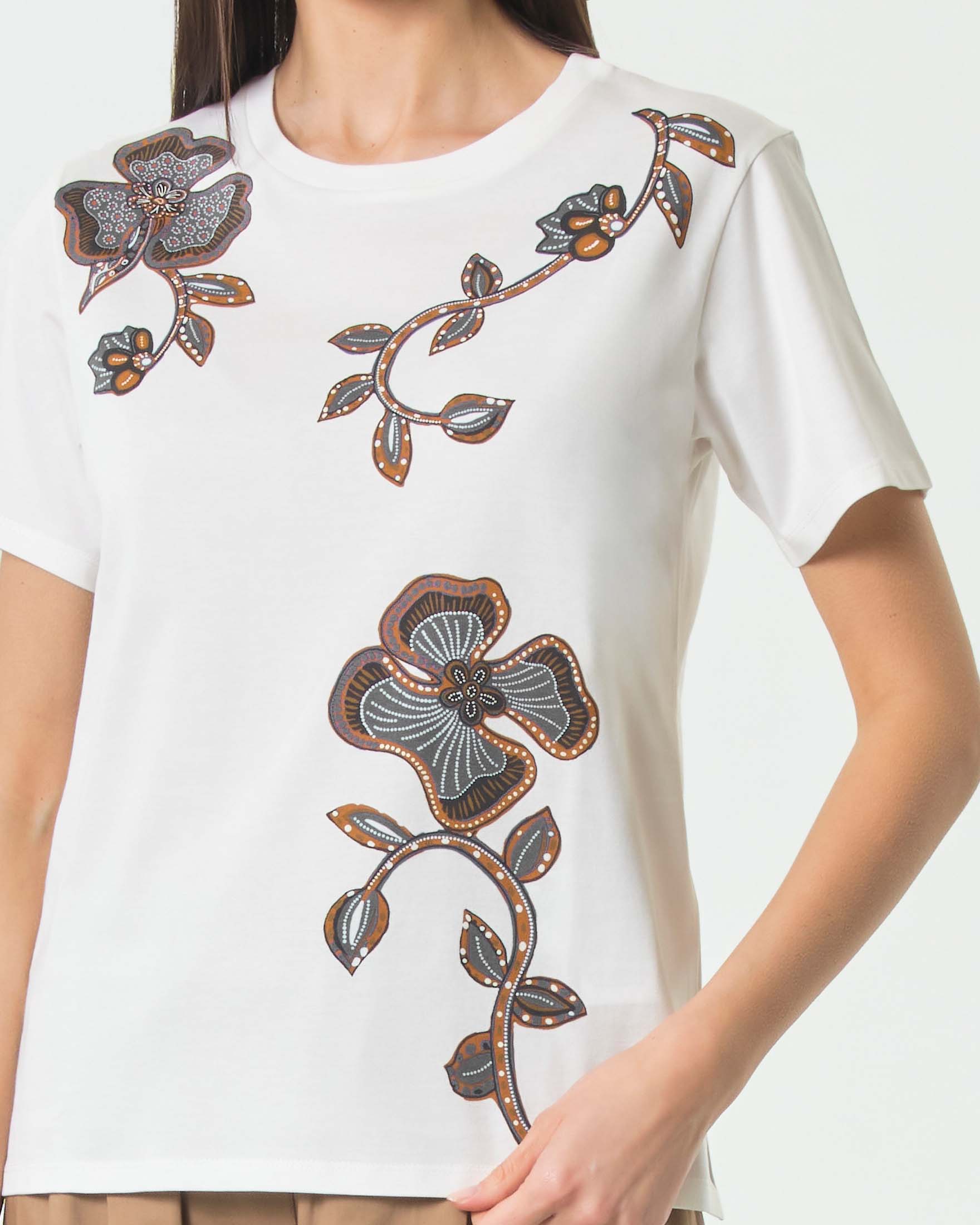 T-shirt maniche corte Weekend Max Mara bianca in puro cotone con fiori colorati stampati sul petto image