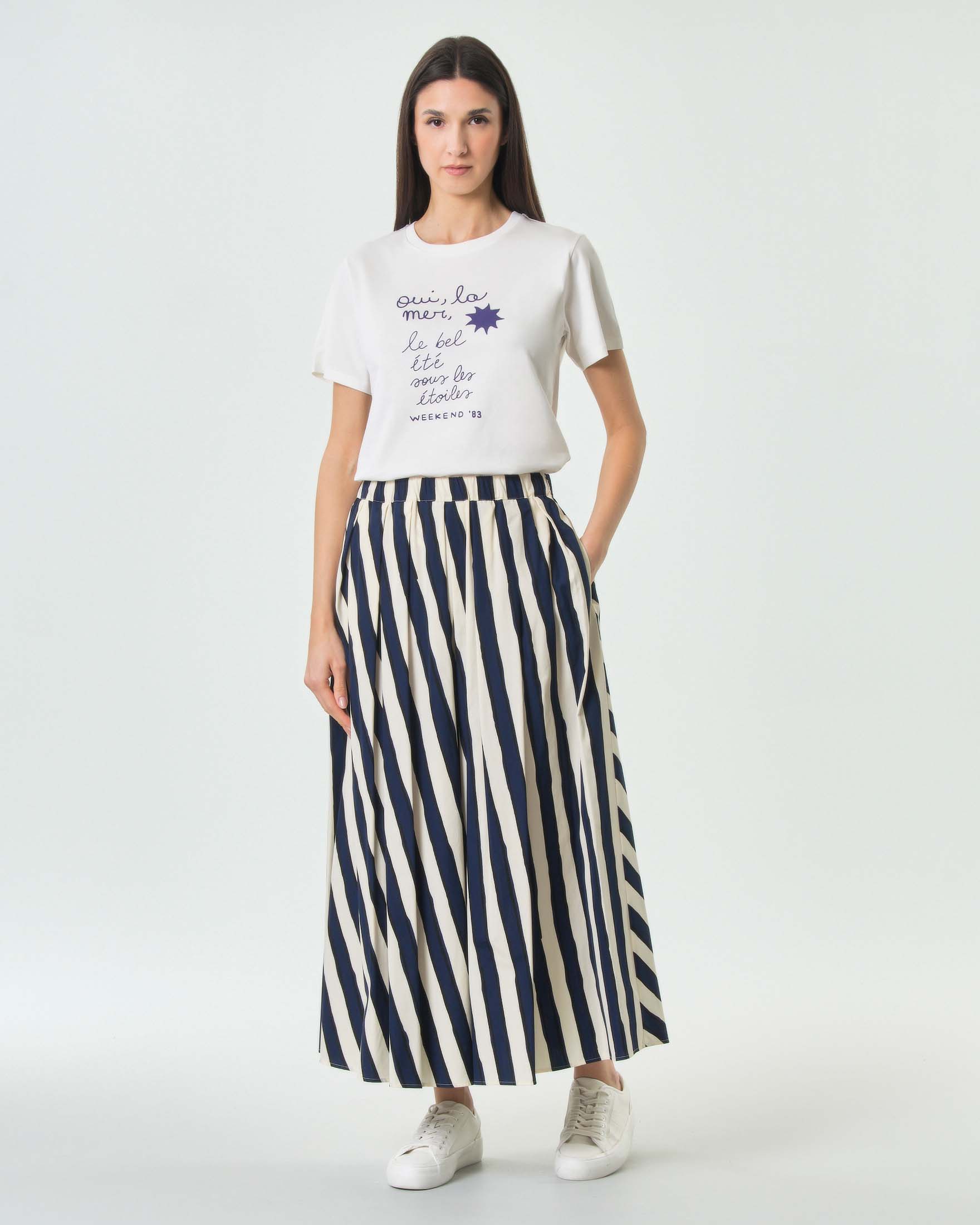 T-shirt maniche corte Weekend Max Mara bianca in puro cotone con scritte blu stampate sul petto image