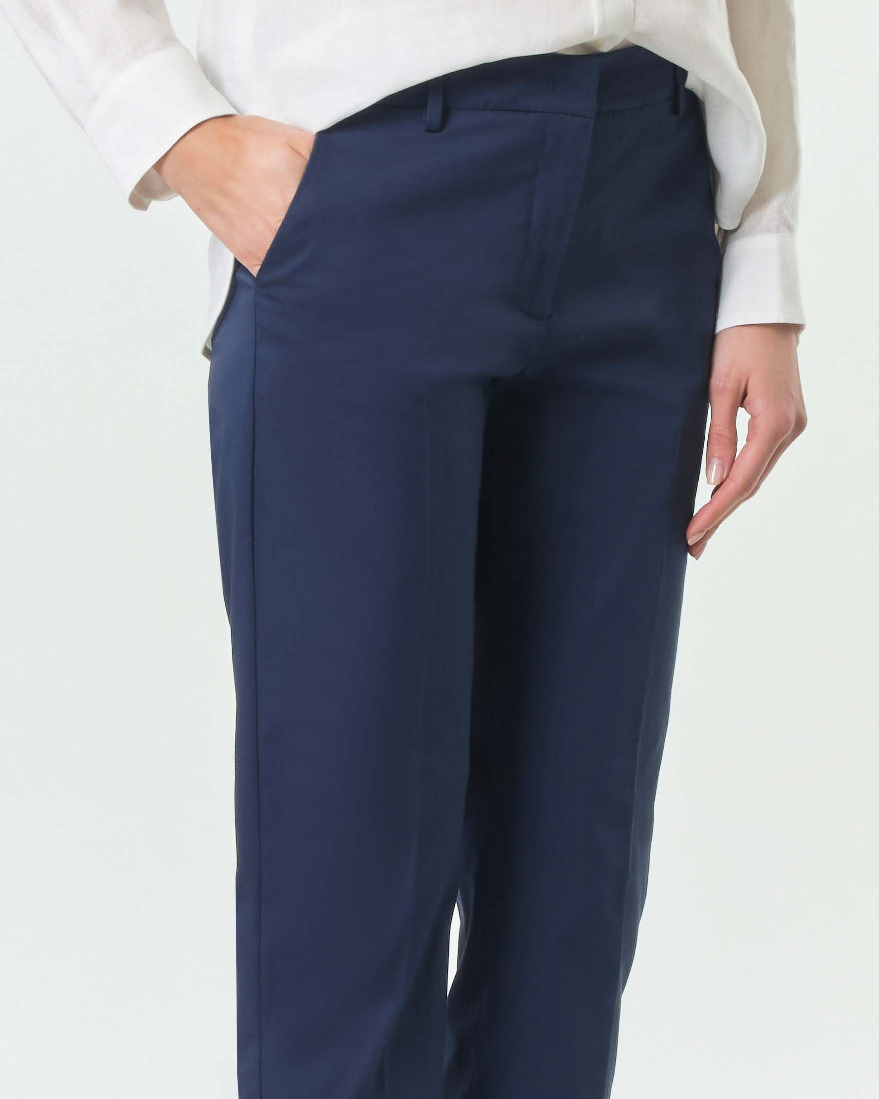 Pantaloni slim fit cropped Weekend Max Mara blu in gabardina di cotone stretch image