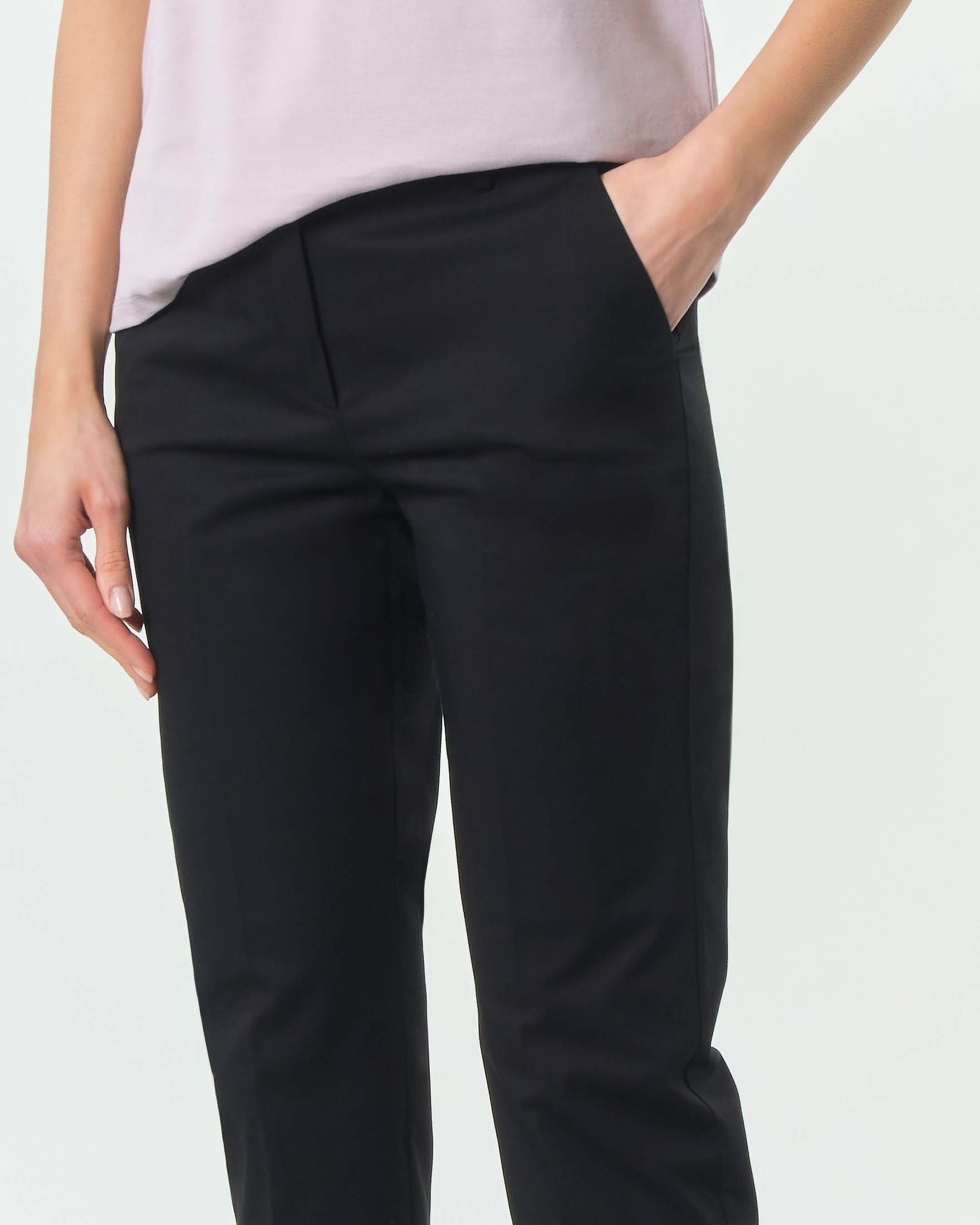 Pantaloni slim fit cropped Weekend Max Mara neri in gabardina di cotone stretch image