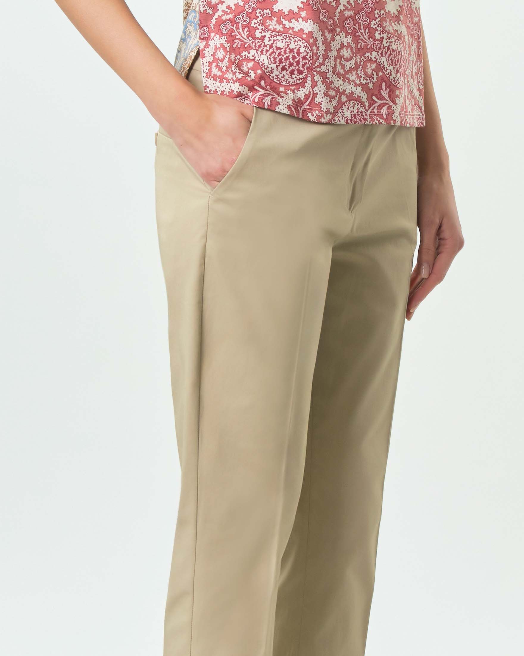 Pantaloni slim fit cropped Weekend Max Mara sabbia in gabardina di cotone stretch image