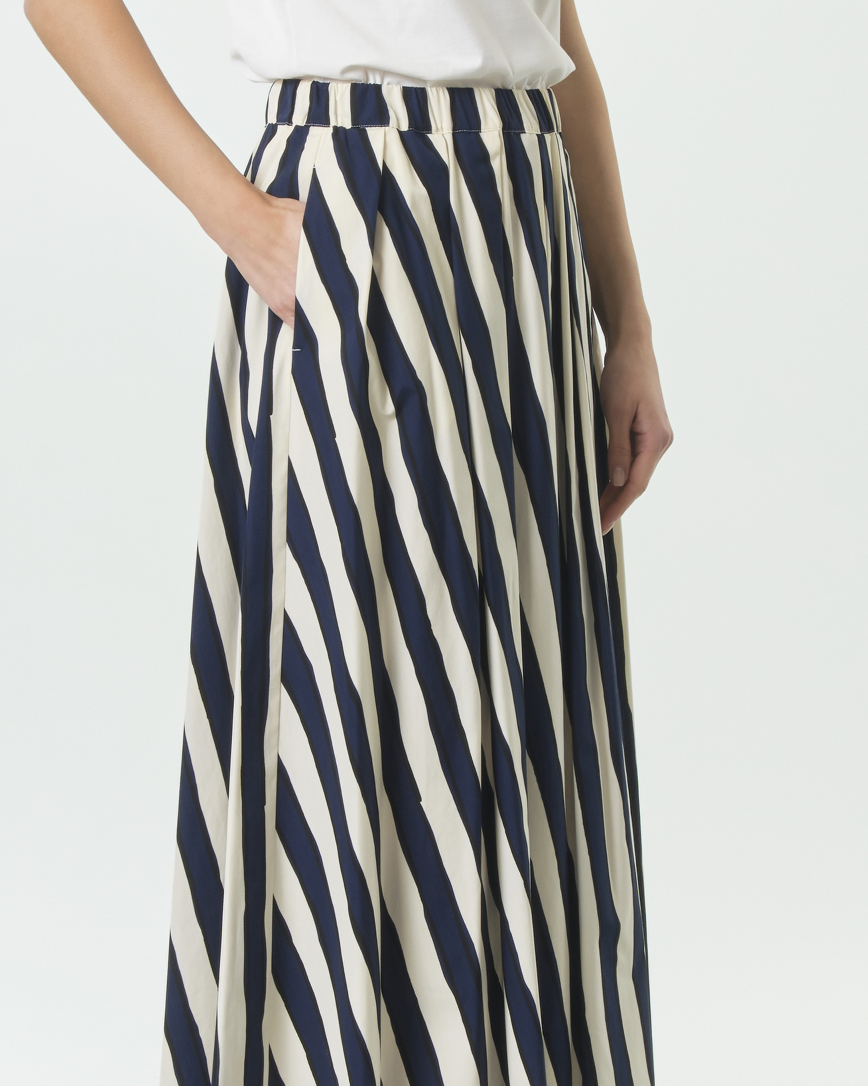 Gonna lunga a pieghe Weekend Max Mara blu in popeline di cotone con stampa a righe bianche image