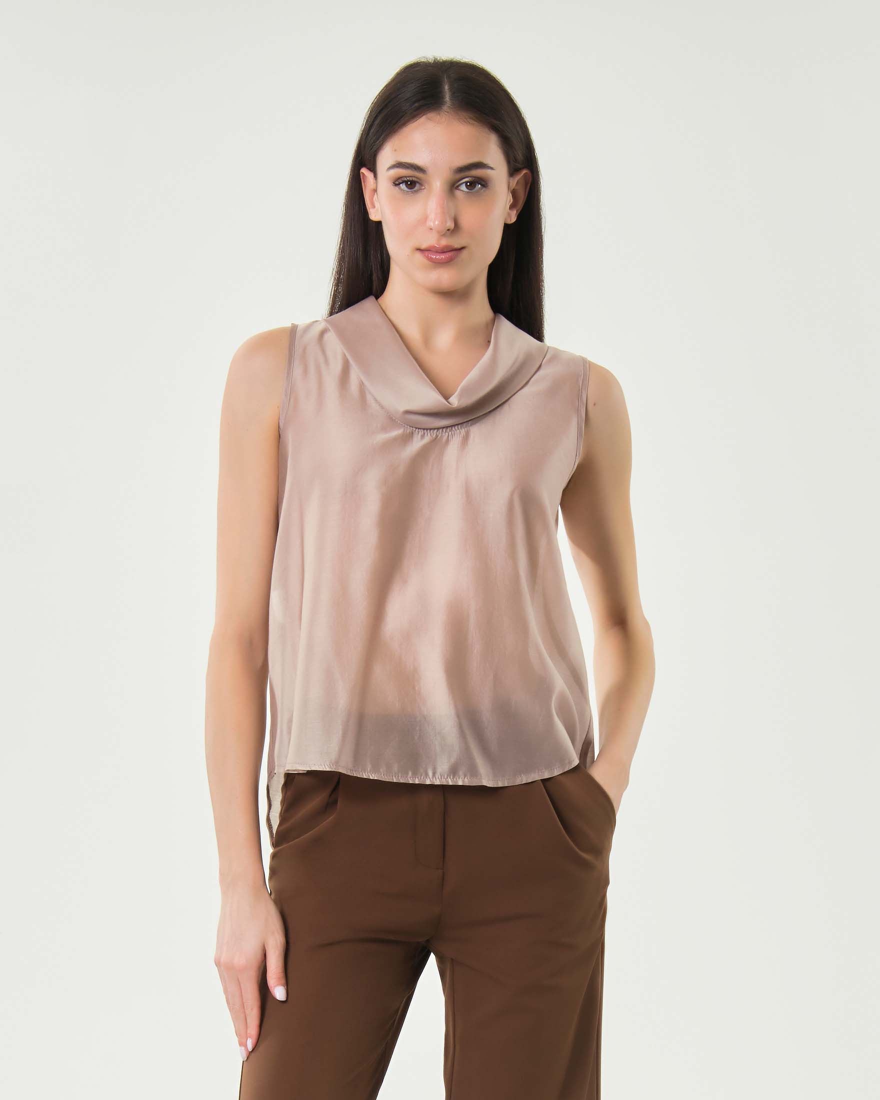 Blusa smanicata sabbia in lyocell con collo a ciambella e chiusura a goccia sul retro