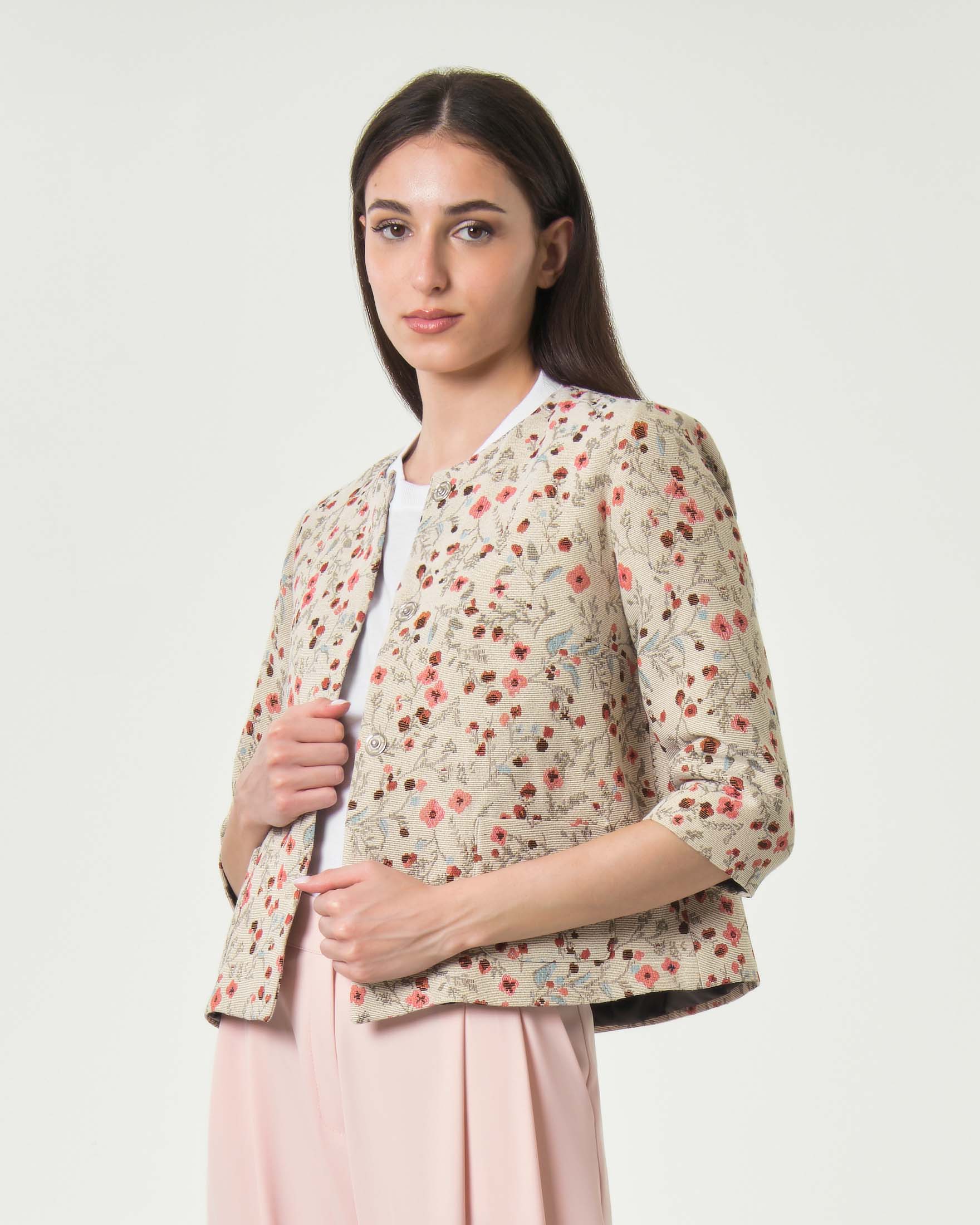 Giacca corta girocollo Hlo! beige in jacquard a fiori rosa con bottoni automatici e tasche applicate