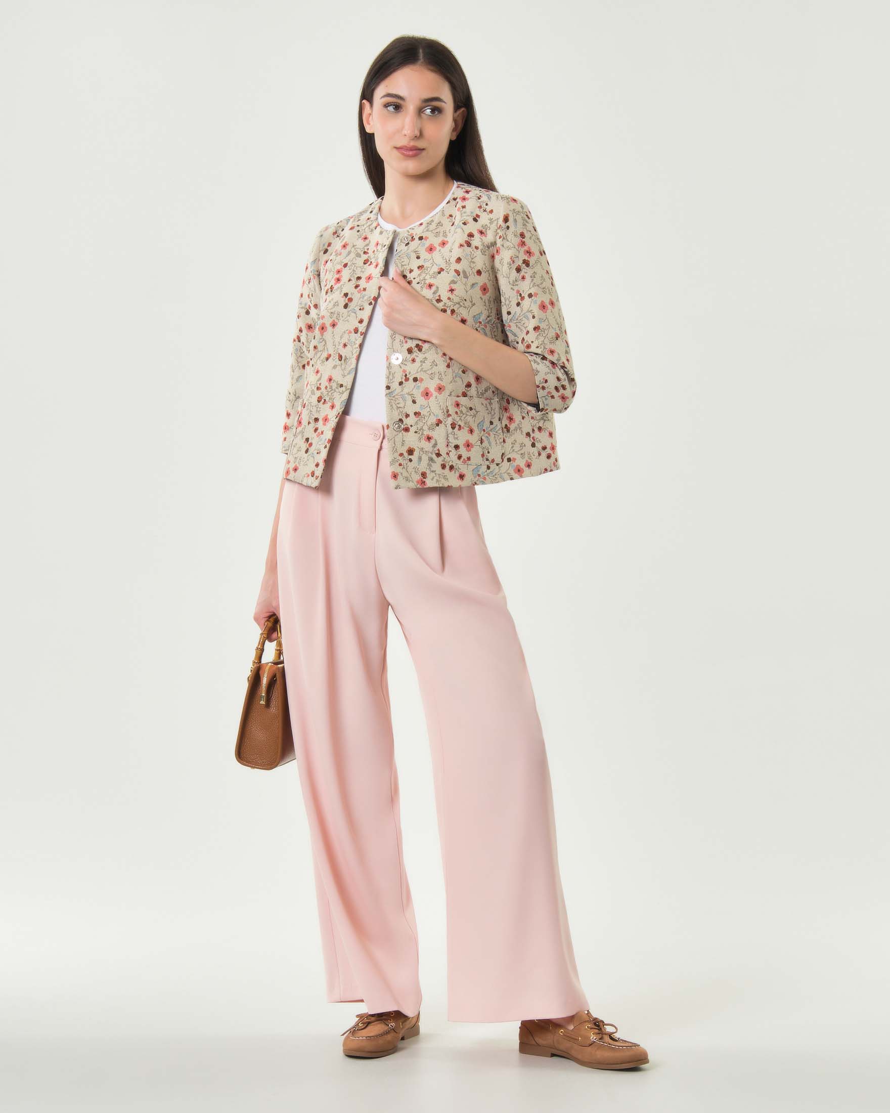 Giacca corta girocollo Hlo! beige in jacquard a fiori rosa con bottoni automatici e tasche applicate image