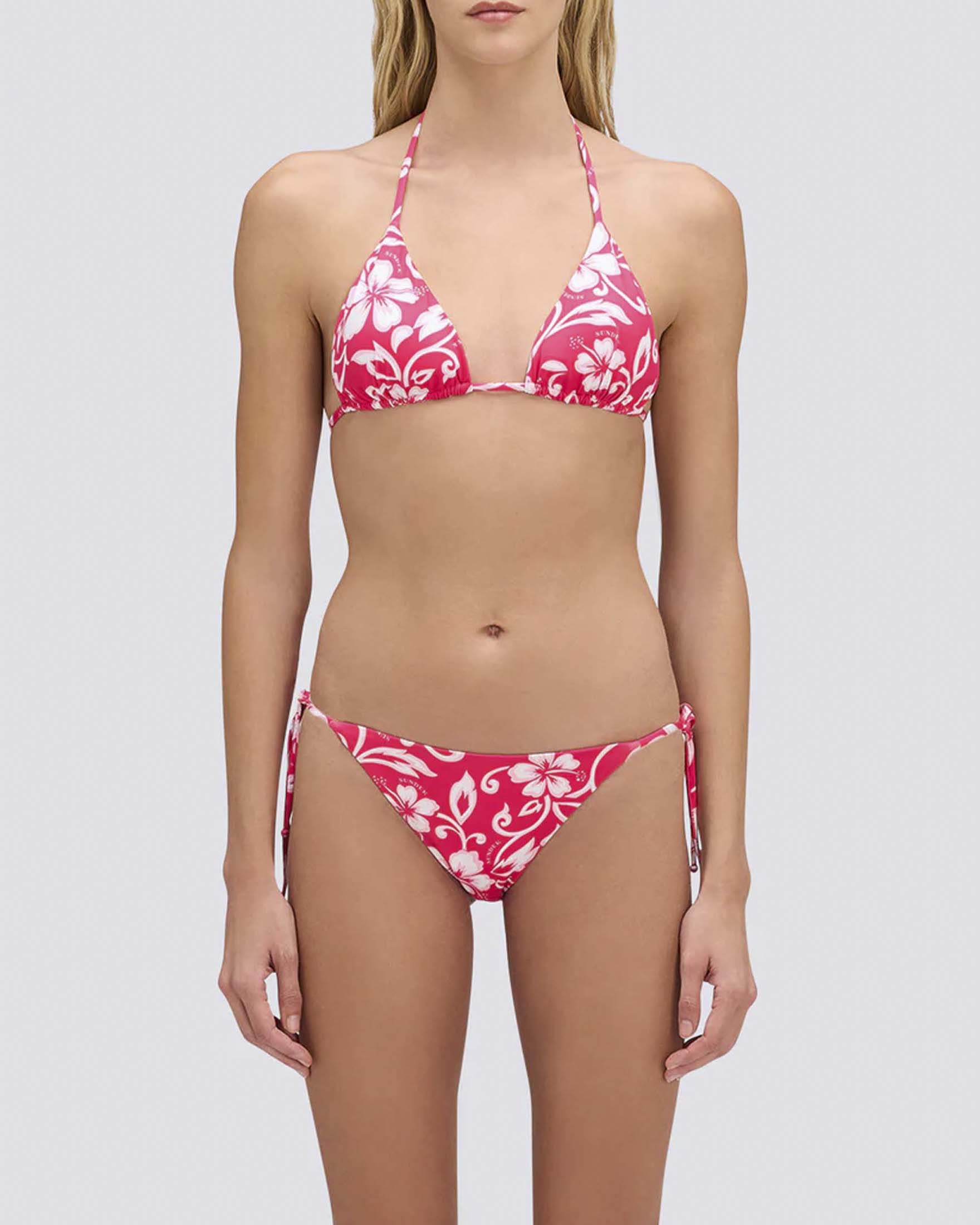 Bikini fucsia a fiori bianchi con top a triangolo e slip sgambato con laccetti