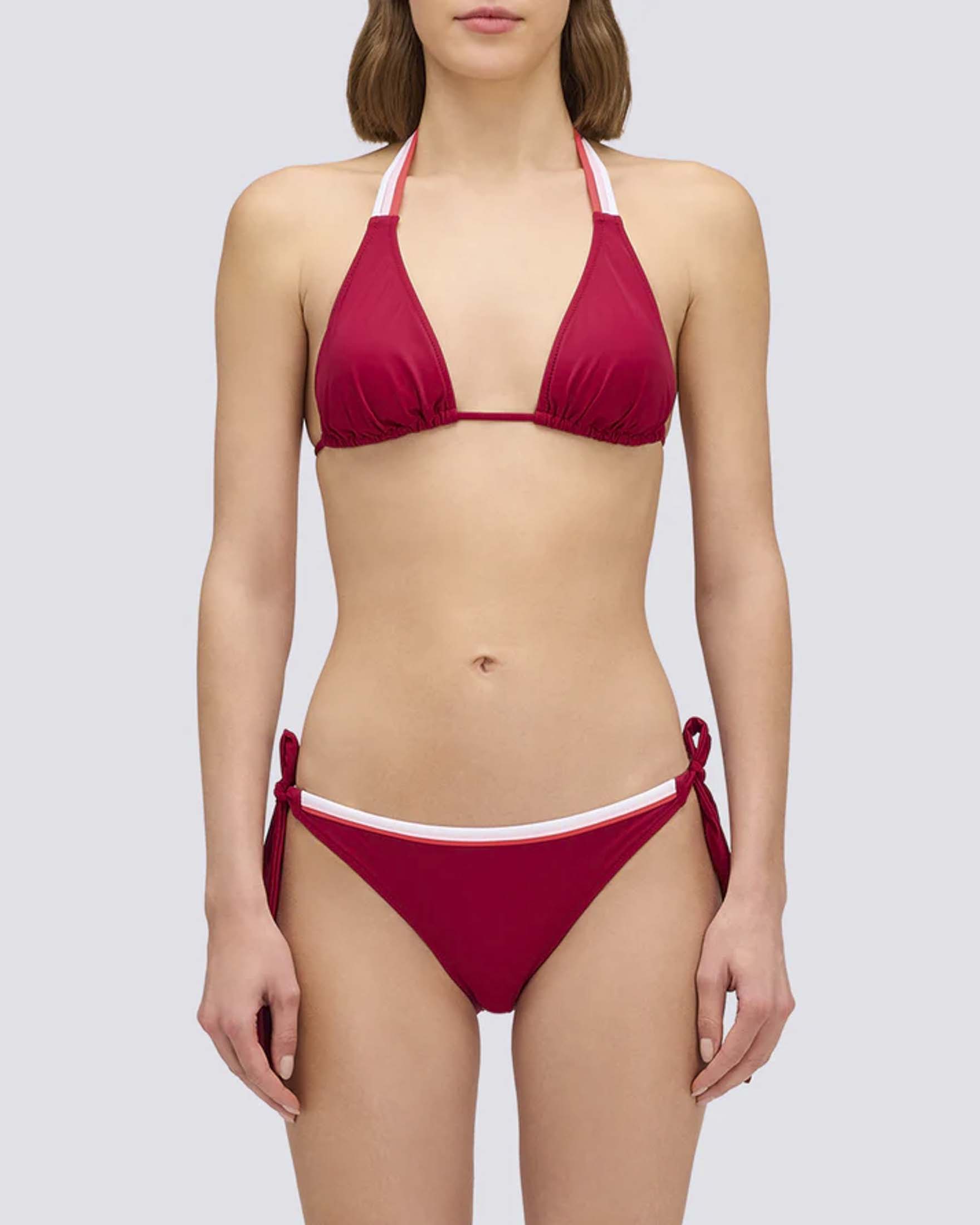 Bikini bordeaux a bande tricolore con top a triangolo e slip classico con laccetti