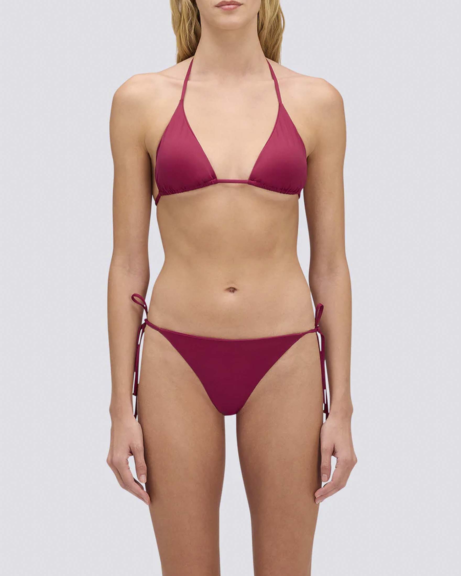 Bikini bordeaux con top a triangolo imbottito e slip sgambato dotati di laccetti regolabili