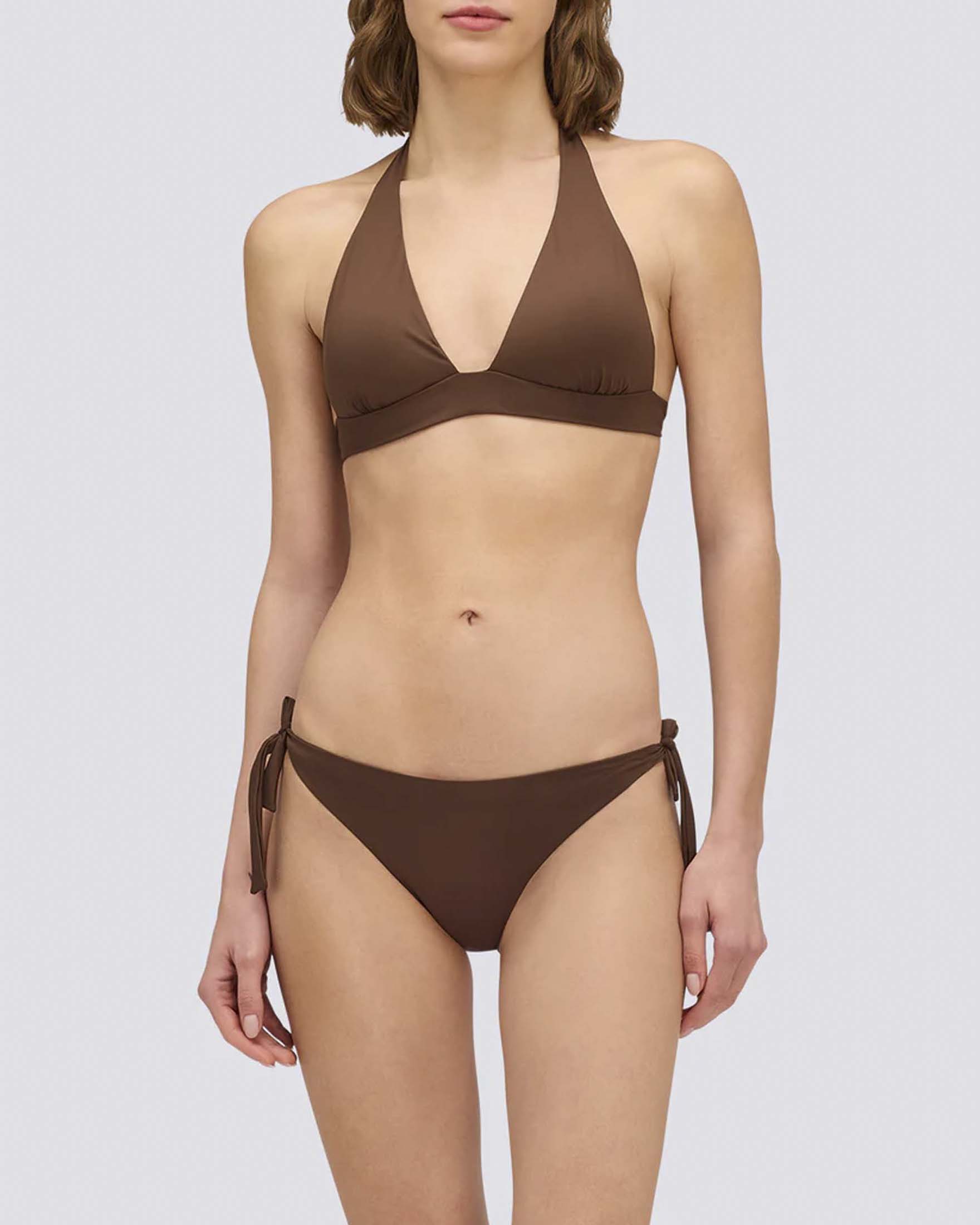 Bikini marrone con top a vela imbottito e slip classico dotati di laccetti regolabili