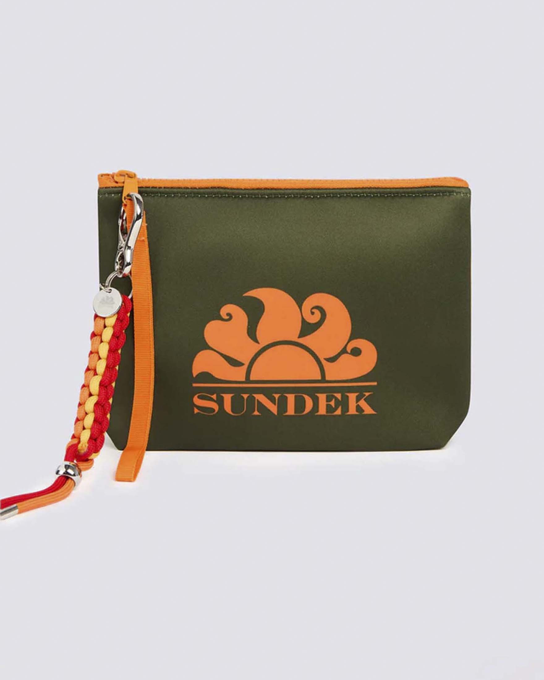 Clutch militare in neoprene con zip a contrasto e charm removibile
