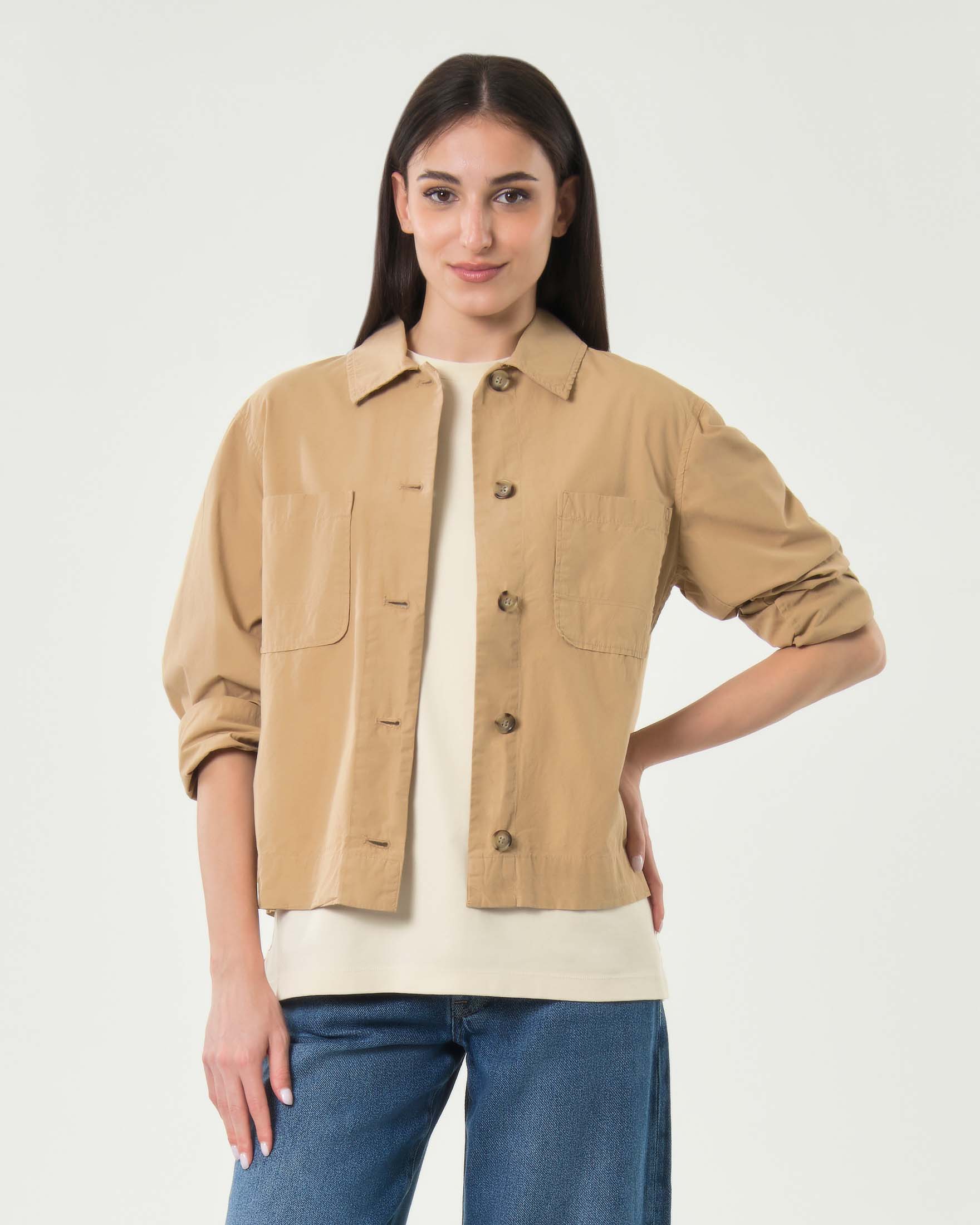Giacca corta a camicia Woolrich beige in popeline di puro cotone con tasche a toppa