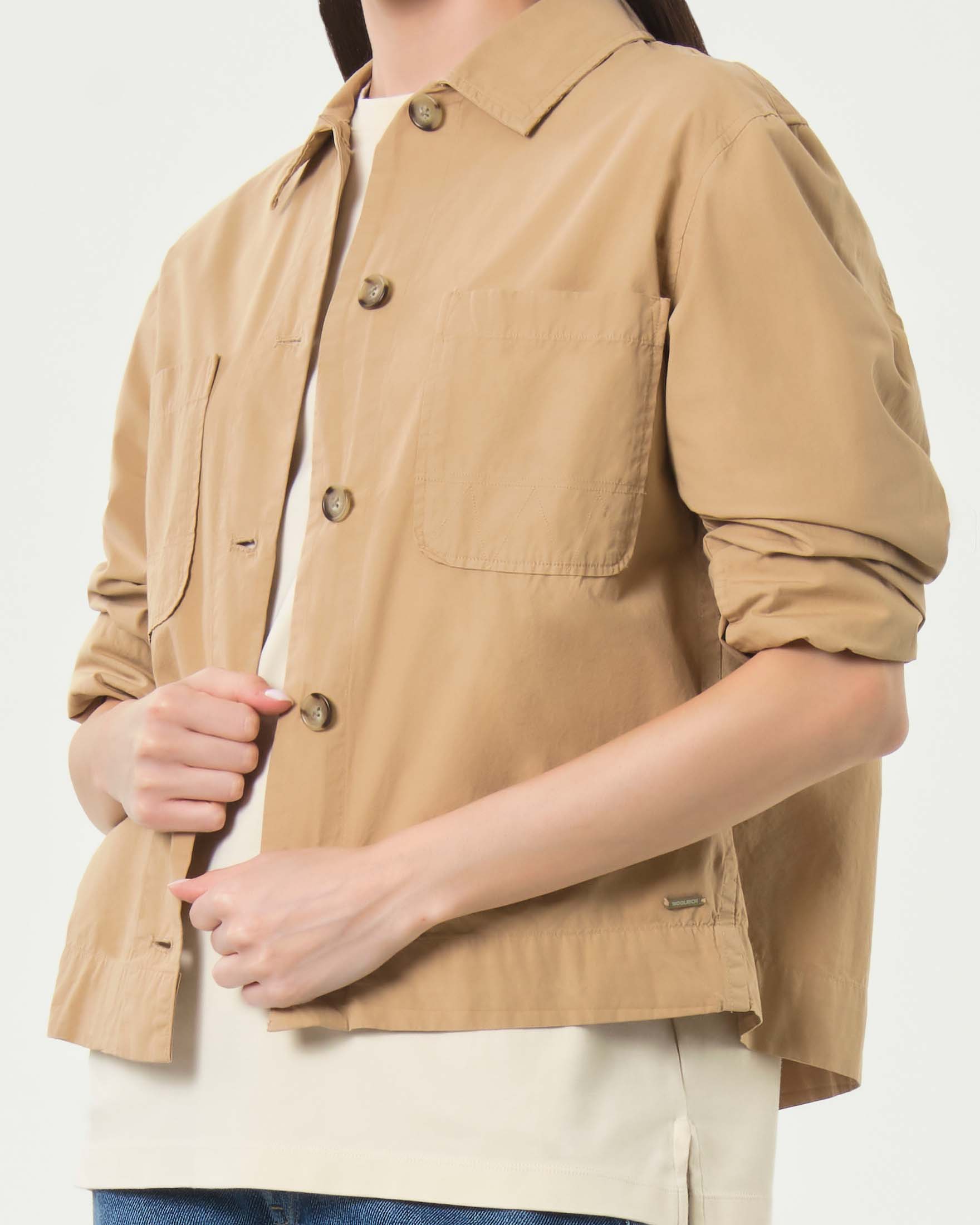 Giacca corta a camicia Woolrich beige in popeline di puro cotone con tasche a toppa image