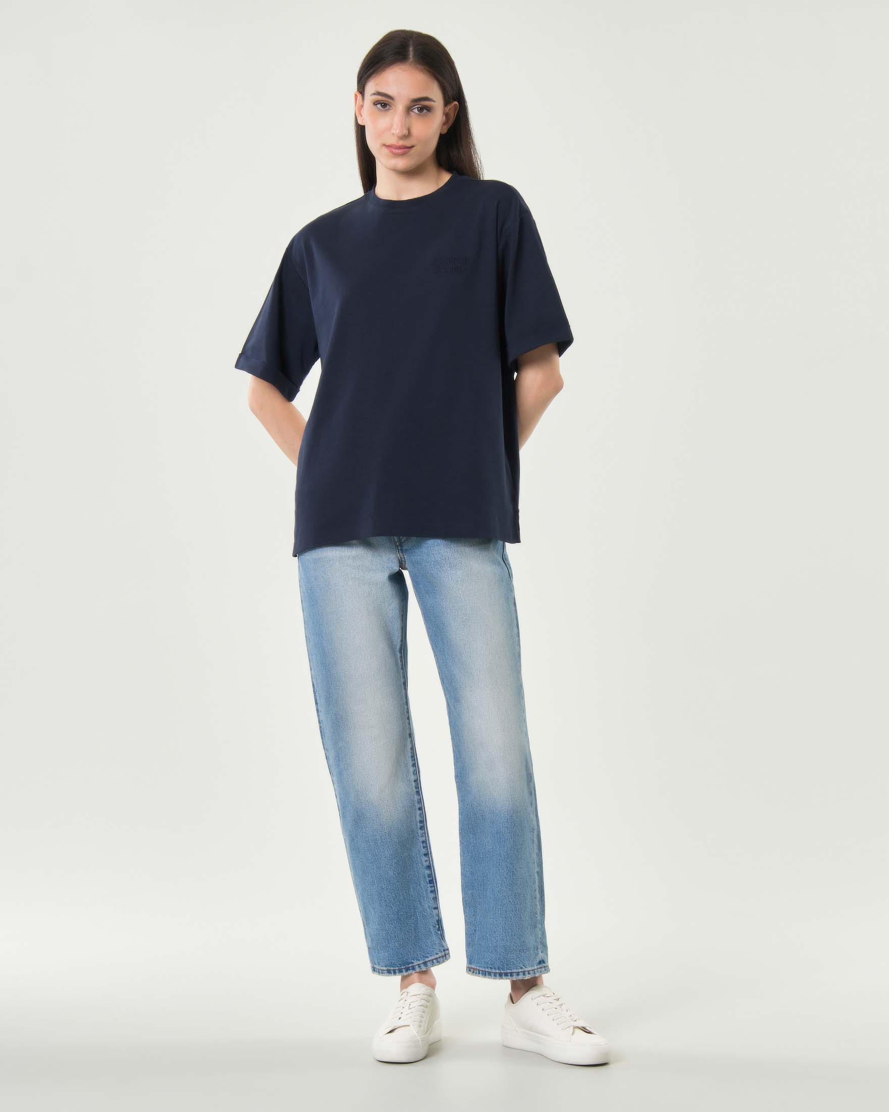 T-shirt girocollo oversize Woolrich blu in puro cotone Pima con logo ricamato tono su tono image