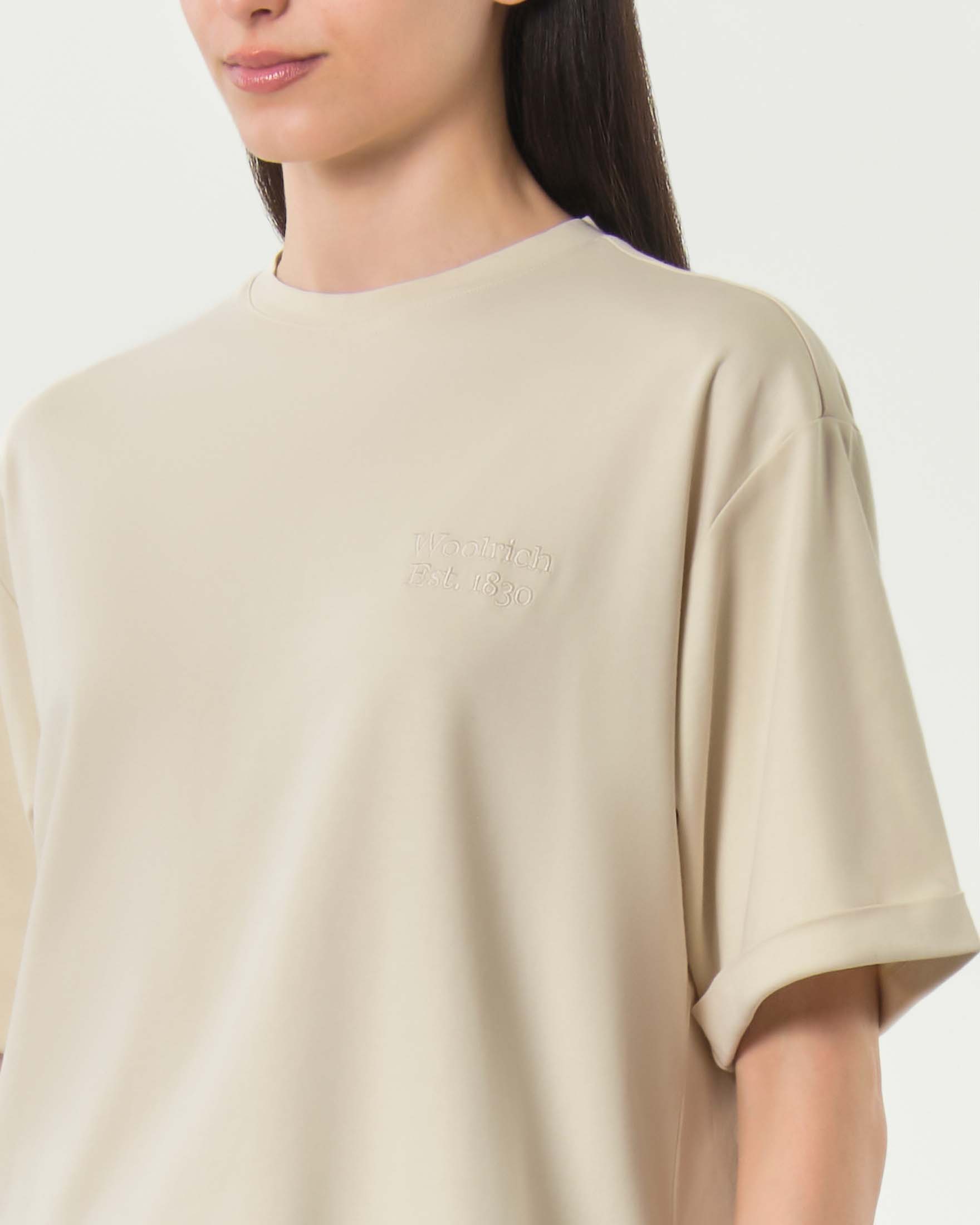 T-shirt girocollo oversize Woolrich panna in puro cotone Pima con logo ricamato tono su tono image