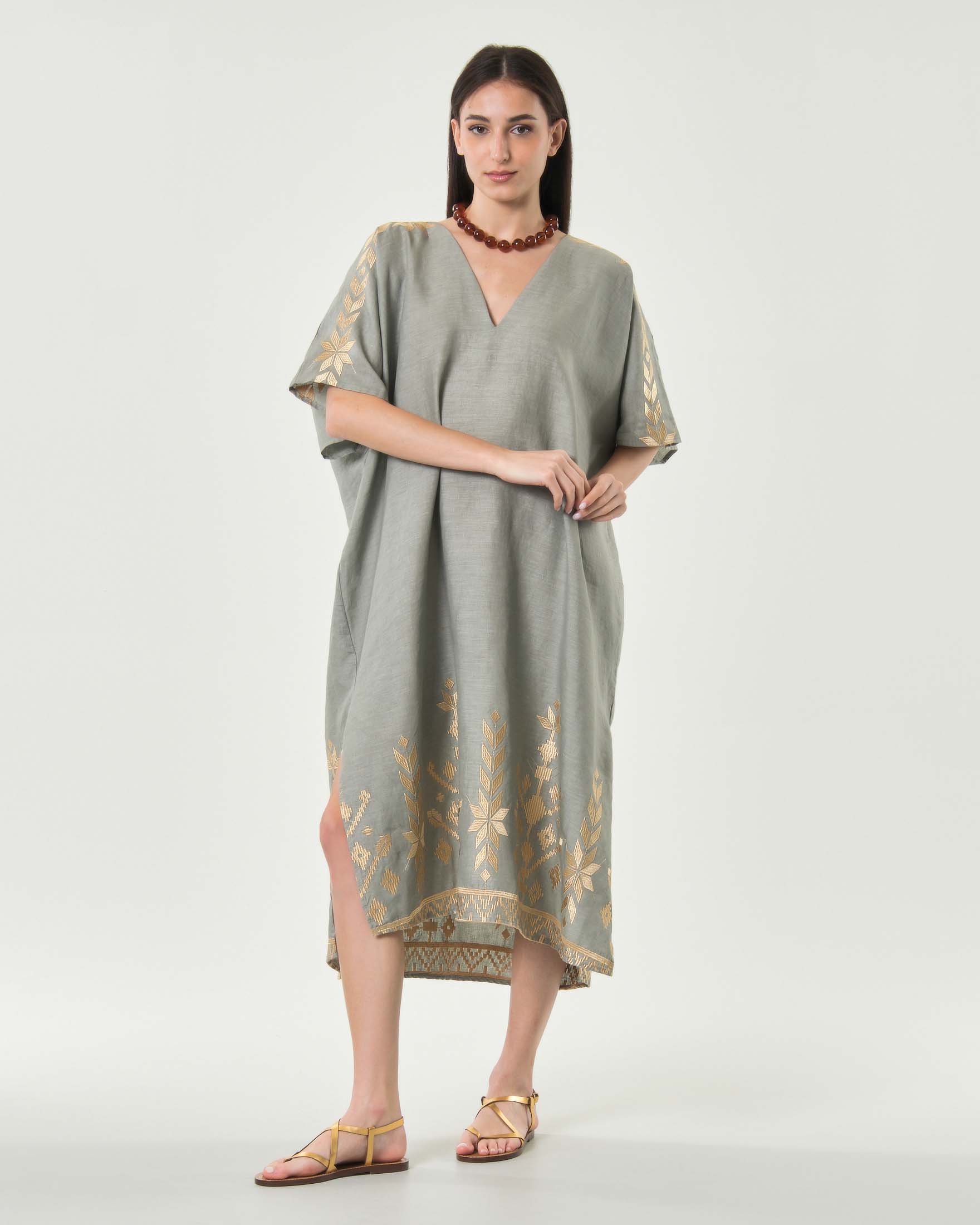 Greek Archaic Kori — Abito midi Greek Archaic Kori grigio in puro lino con scollo a V e ricami dorati