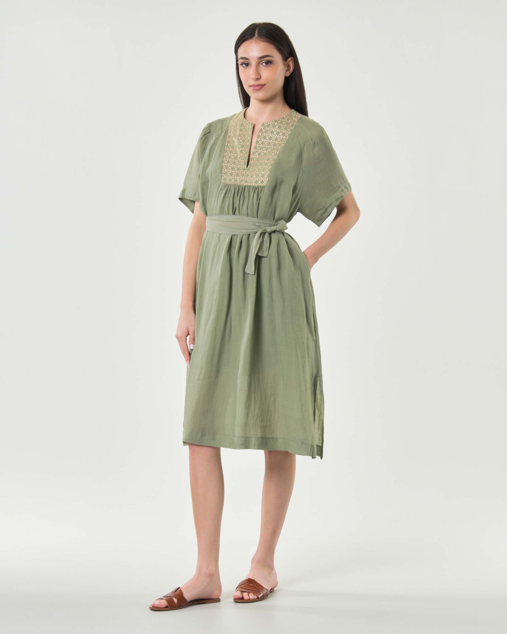 Abito midi verde militare in ramié a mezze maniche con cintura da annodare
