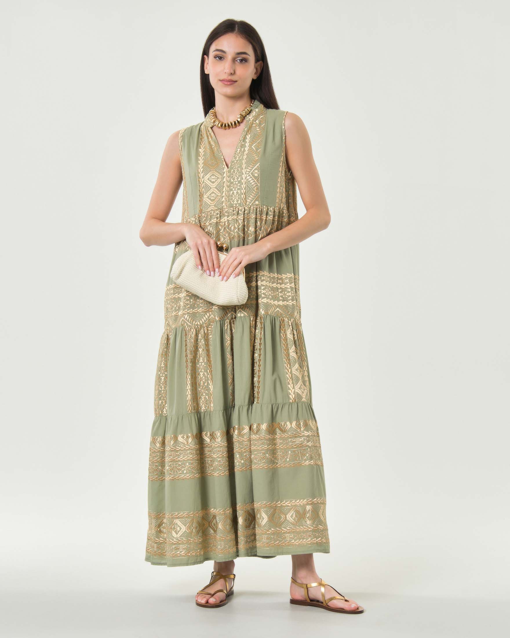 Abito lungo smanicato militare in cotone a balze con scollo a V e ricami oro etnici