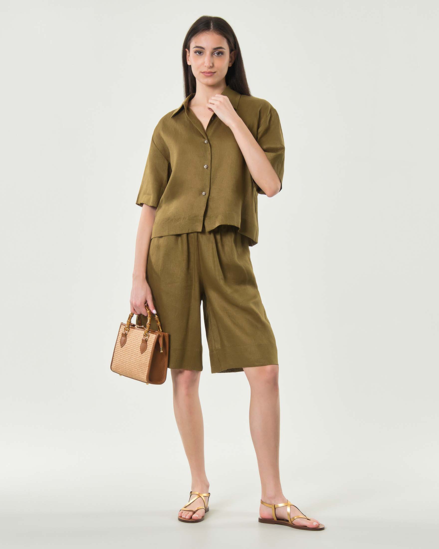 Bermuda verdi militare in puro lino con coulisse e tasche laterali