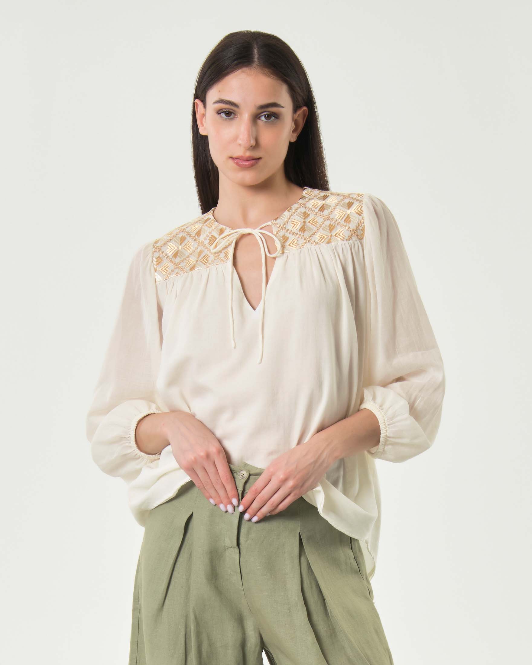 Blusa maniche a tre quarti avorio in cotone con scollo a goccia e ricami oro