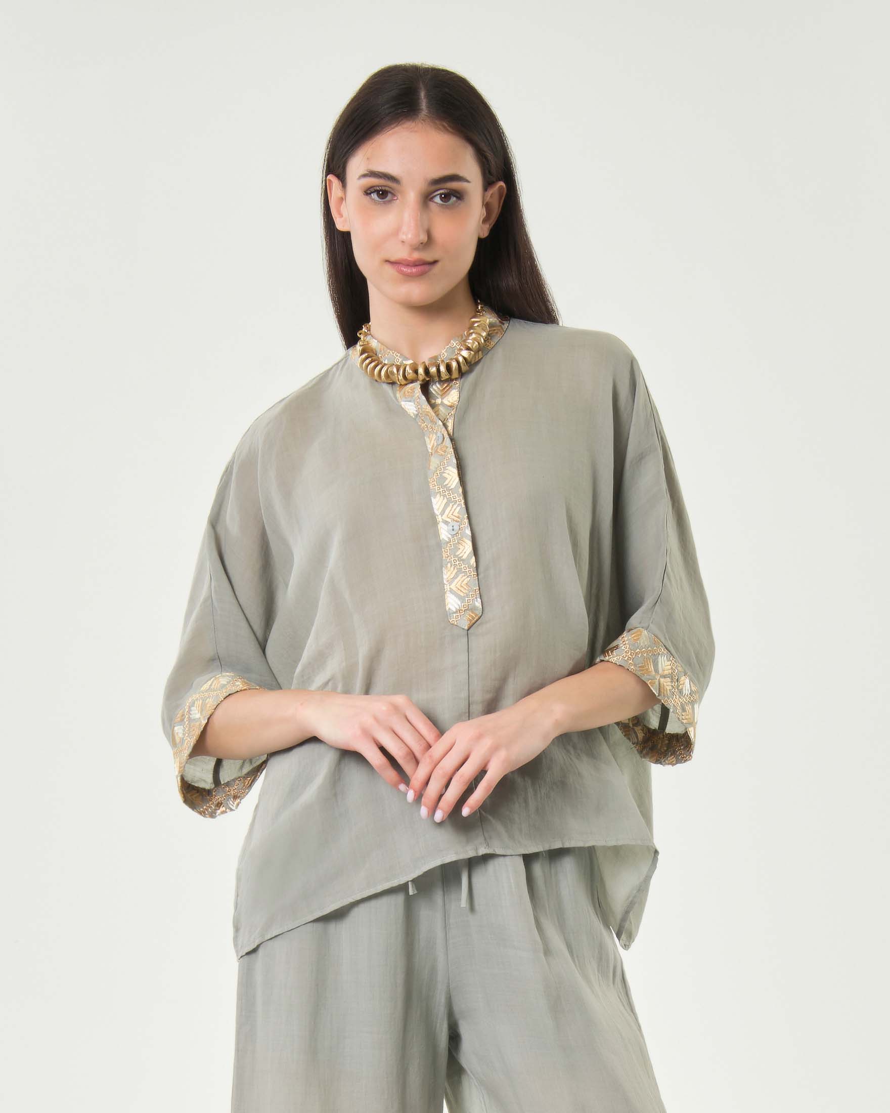 Camicia popover grigia con maniche a tre quarti e ricami oro su scollo e polsini