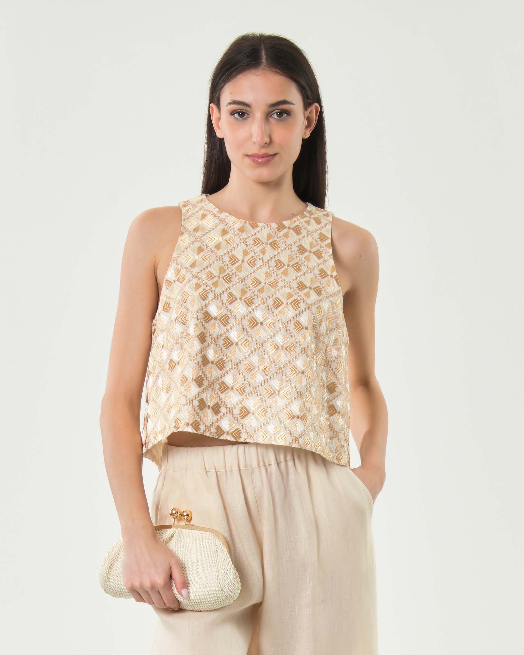 Top corto smanicato avorio in ramié con ricamo geometrico oro e scollo a giro
