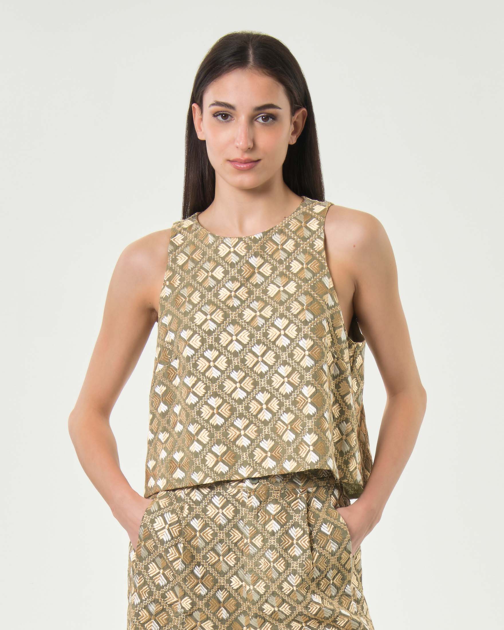 Top corto smanicato militare in ramié con ricamo geometrico oro e scollo a giro