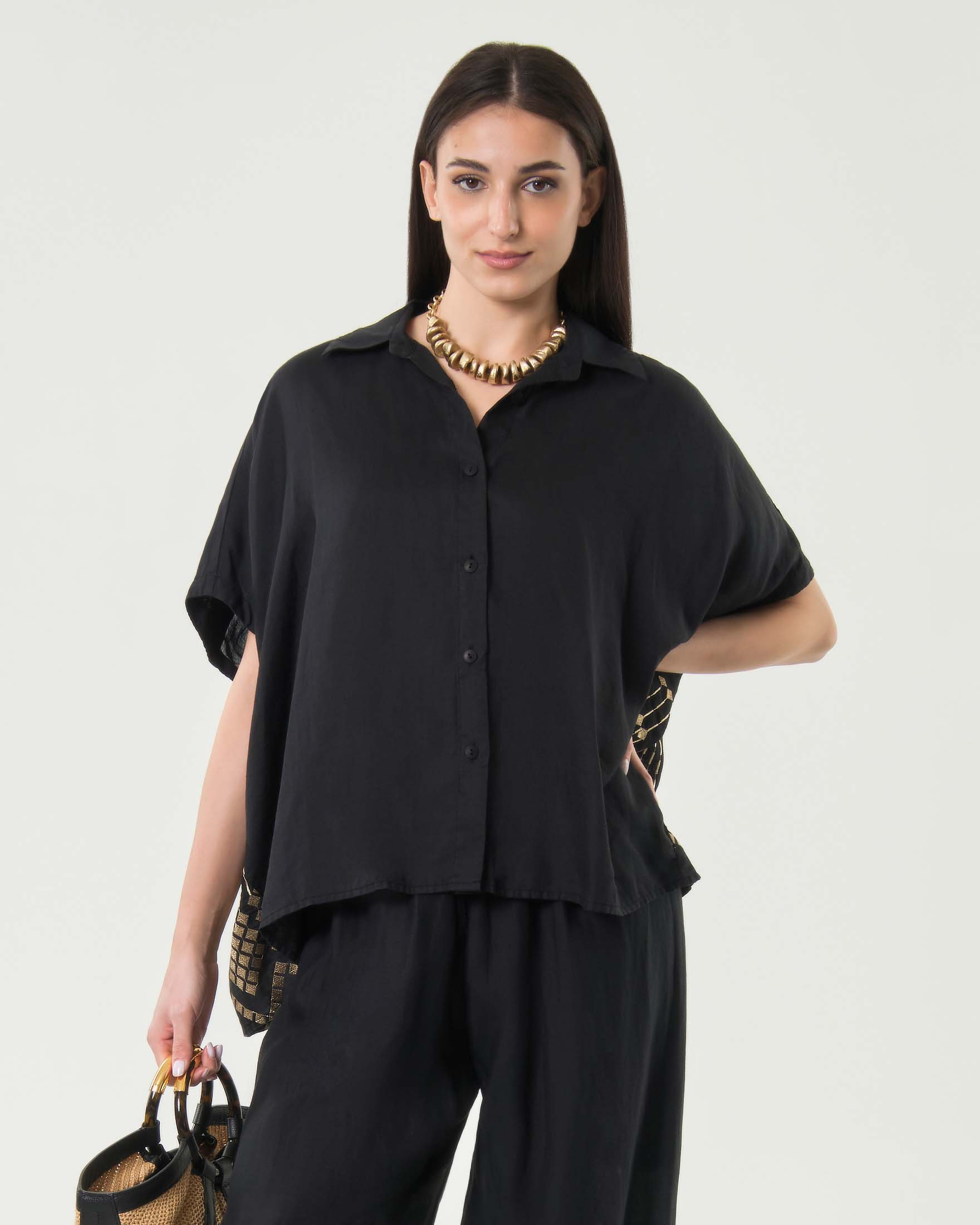 Camicia over a mezza manica nera in puro ramié con ricami oro sul retro