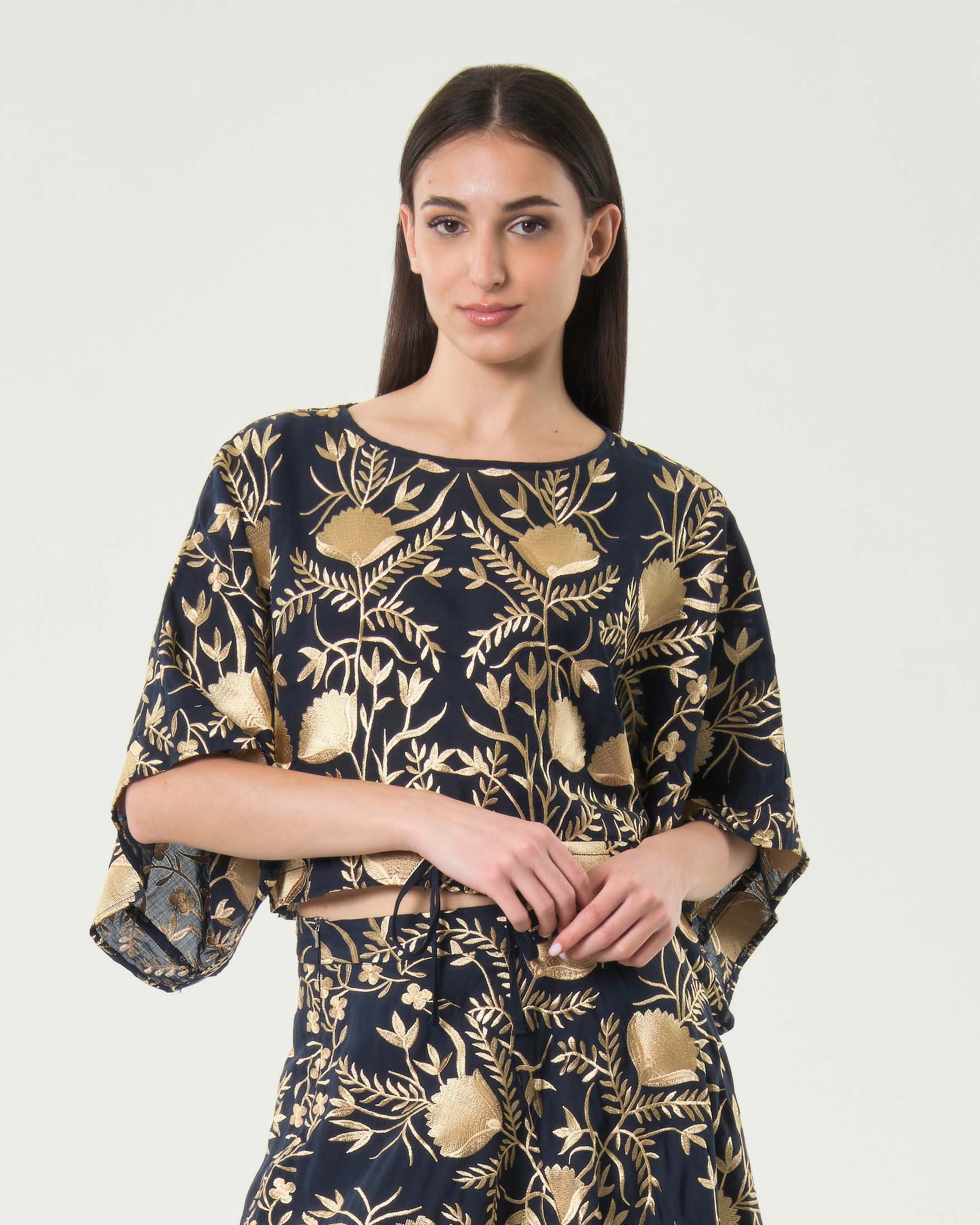 Blusa crop blu con maniche a tre quarti e ricami floreali oro e ottanio