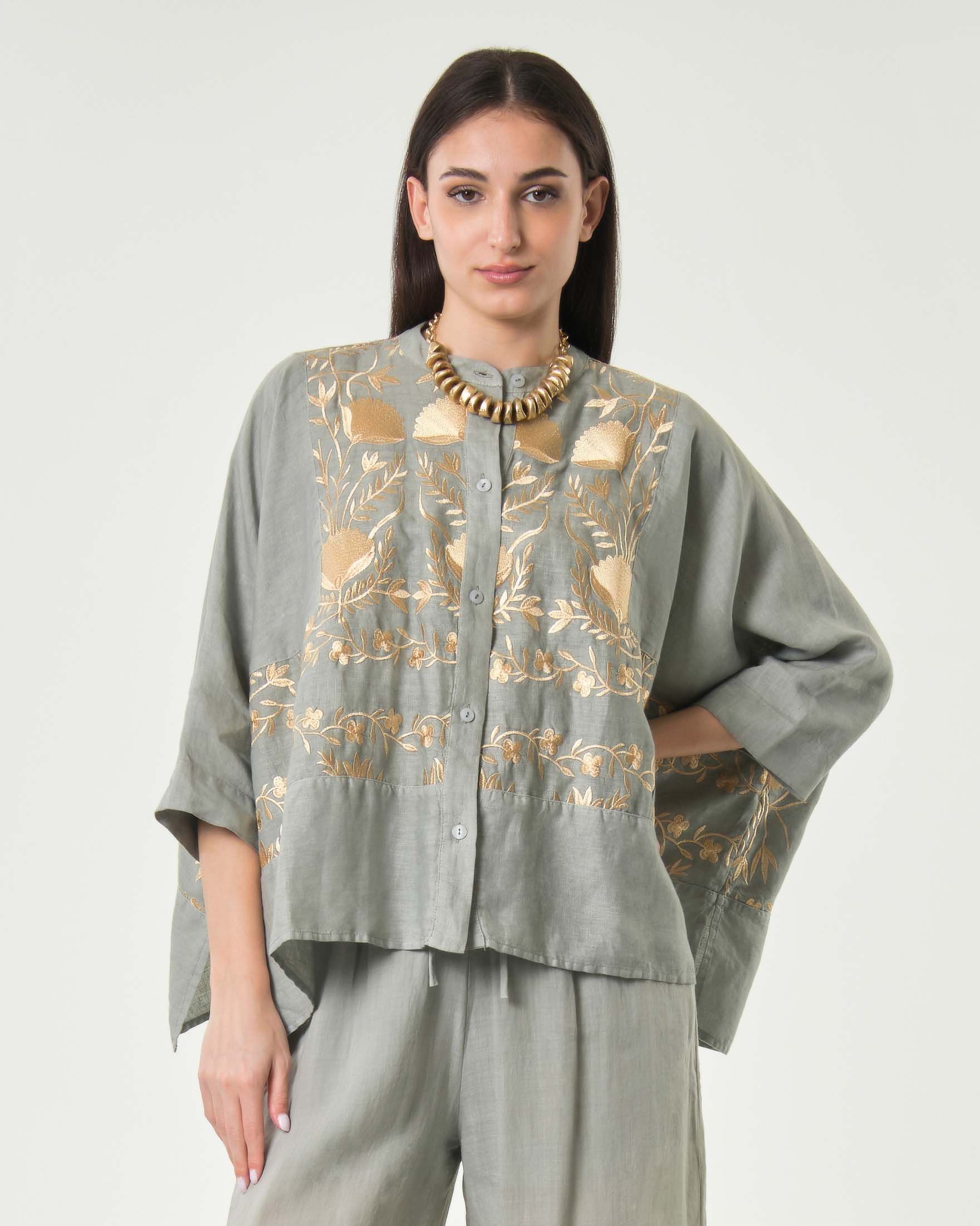 Camicia over grigia in lino con ricami floreali dorati e collo alla coreana