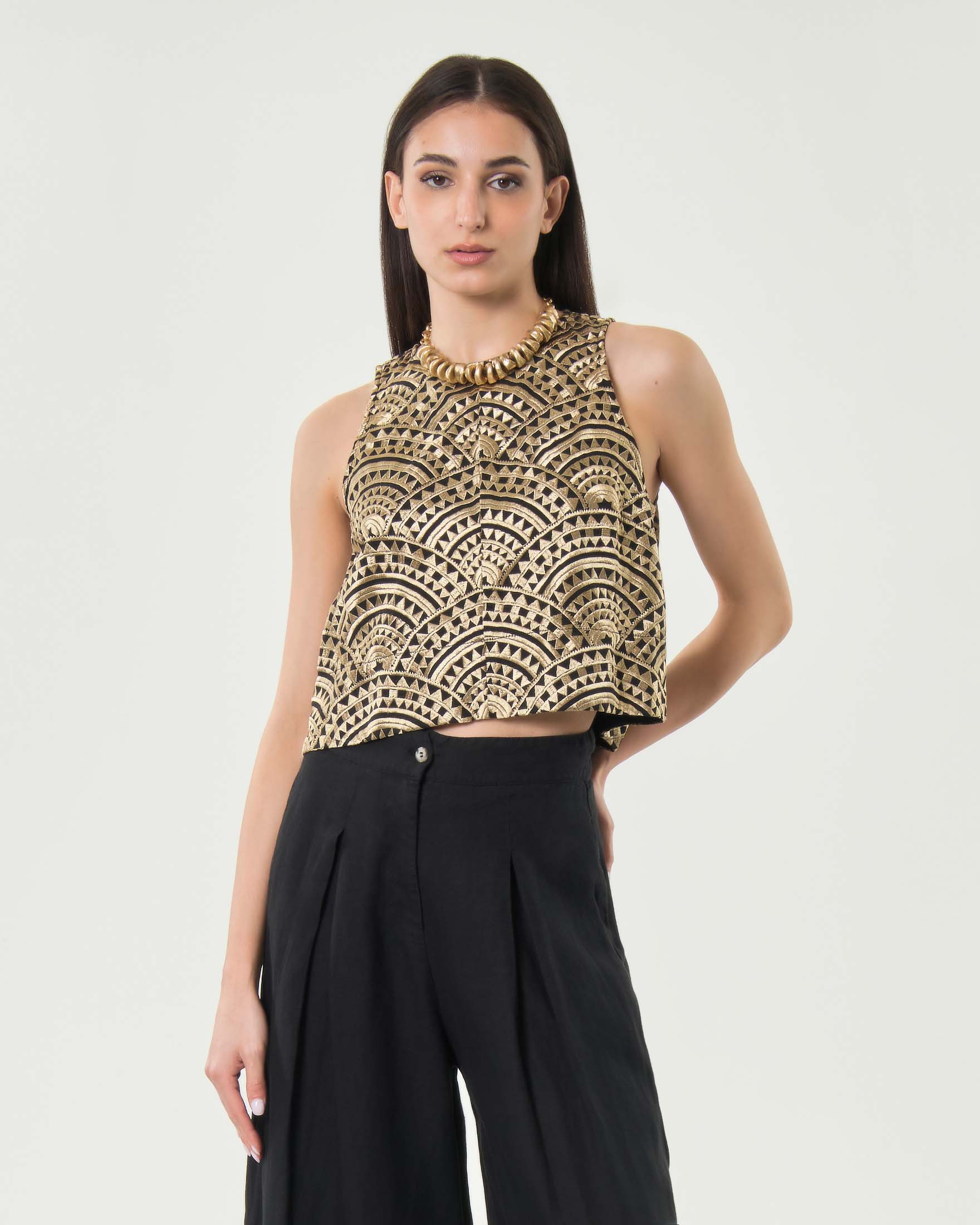 Crop top svasato nero in cotone con ricami oro a ventaglio e chiusura a goccia