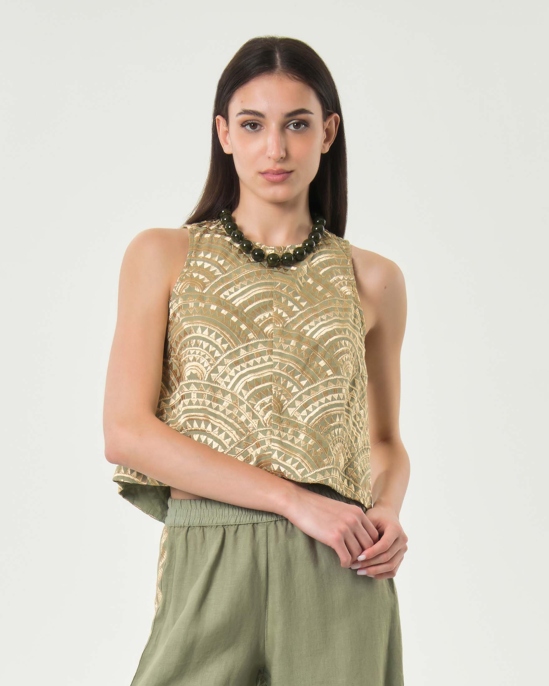 Crop top svasato militare in cotone con ricami oro a ventaglio e chiusura a goccia