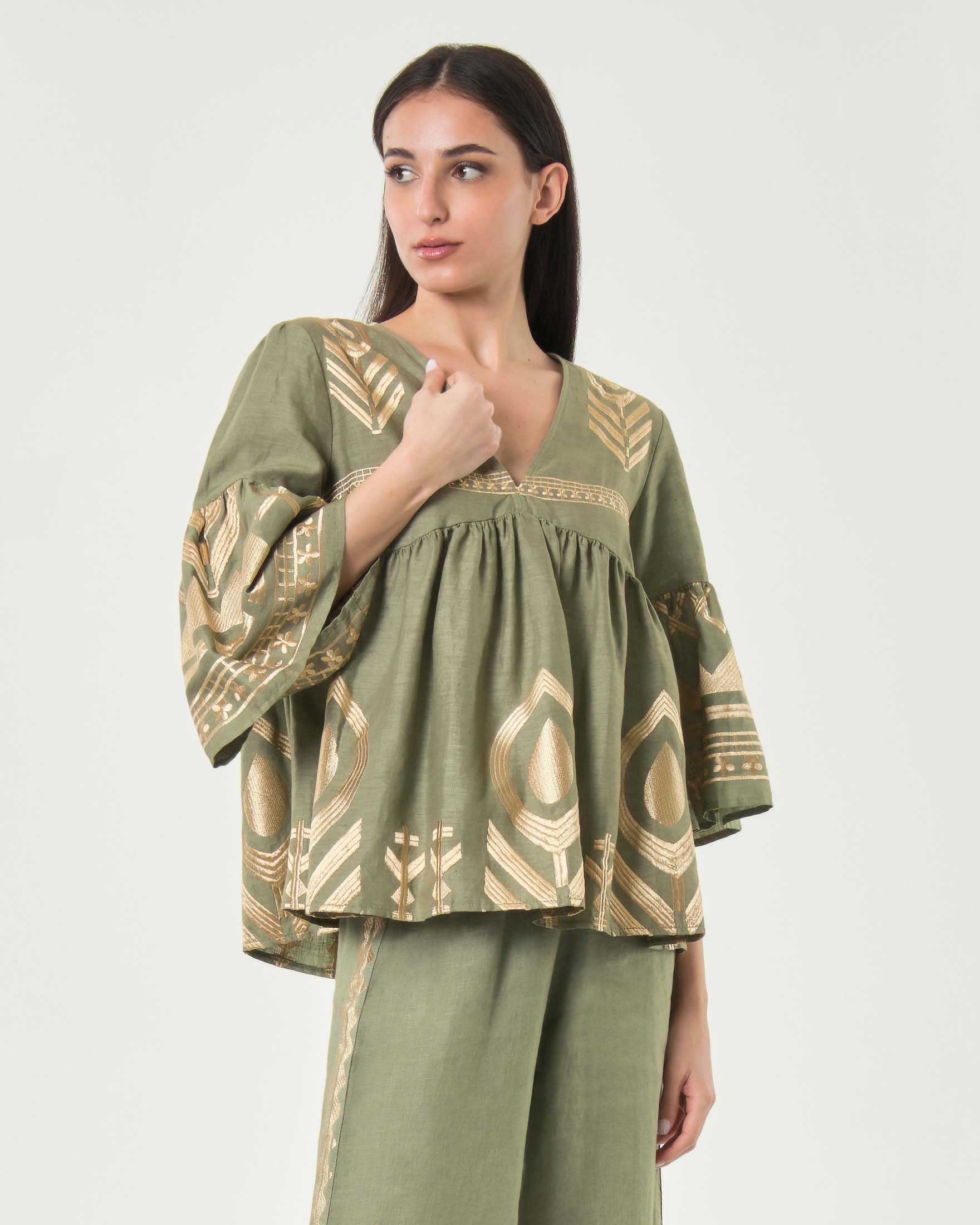 Blusa militare in lino con ricami dorati e maniche a campana con balza