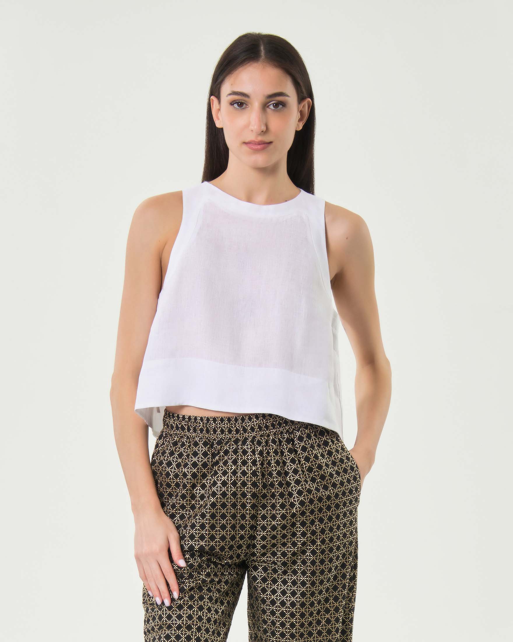 Crop top smanicato bianco in puro lino con girocollo e chiusura a goccia
