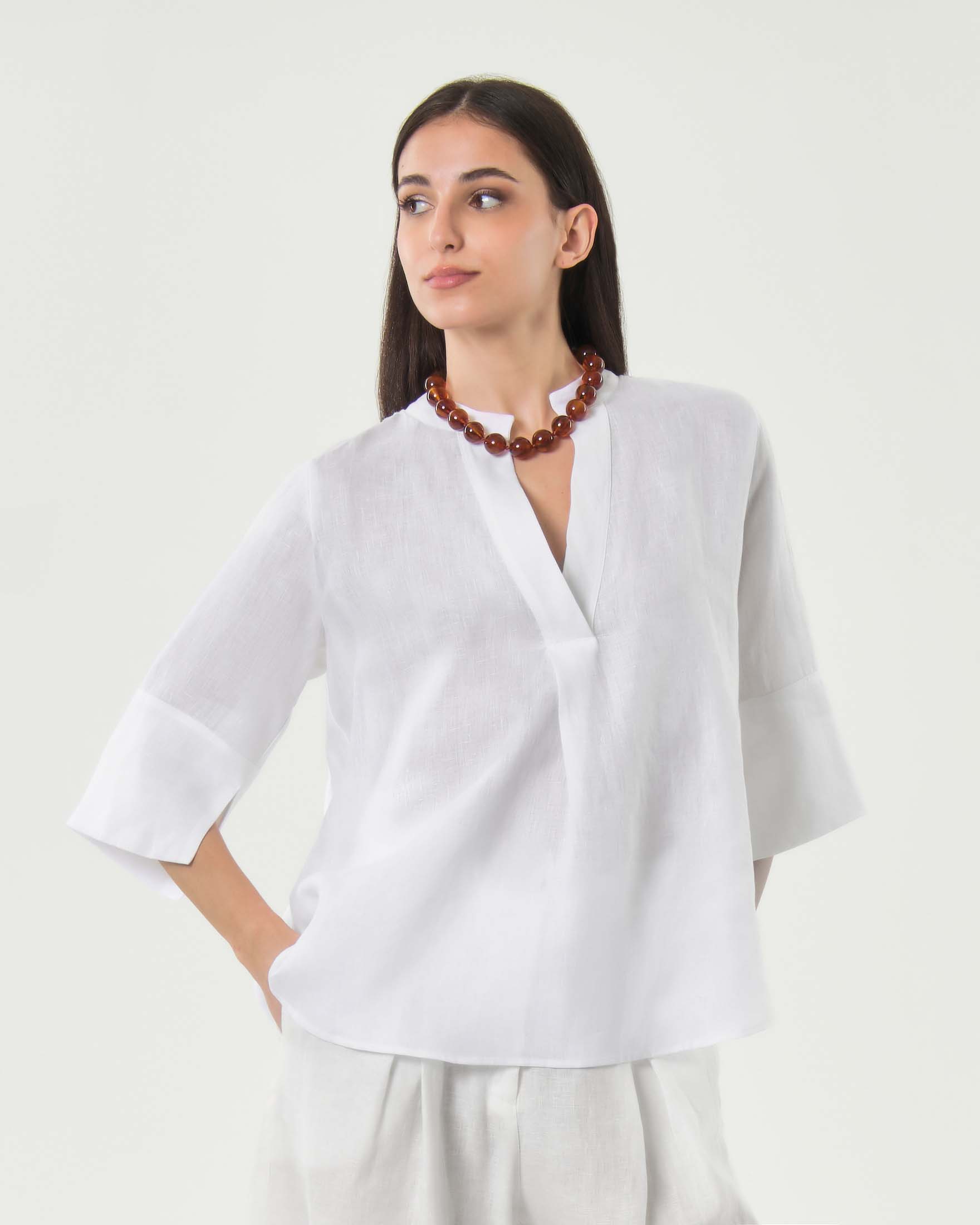 Camicia popover bianca ampia in puro lino con orli stondati e collo alla coreana