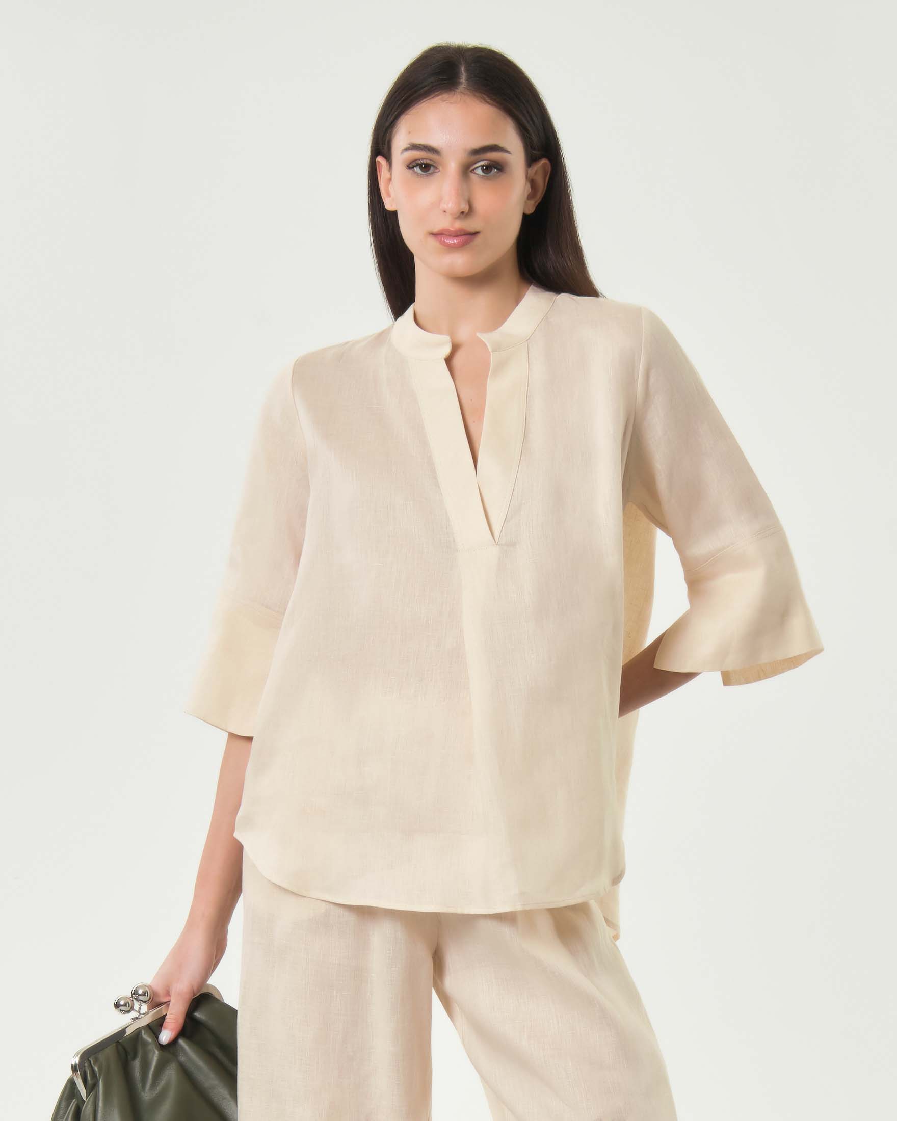 Camicia popover Greek Archaic Kori avorio ampia in puro lino con orli stondati e collo alla coreana