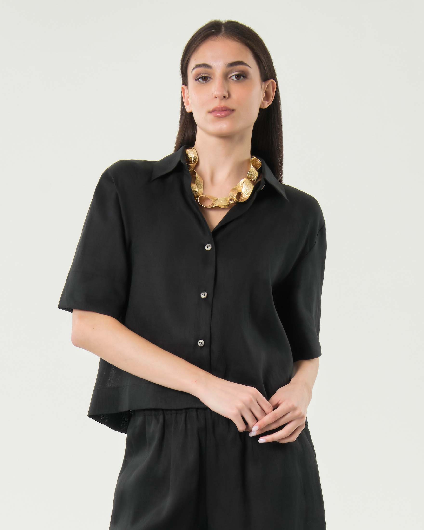 Camicia boxy Greek Archaic Kori nera in puro lino a mezze maniche