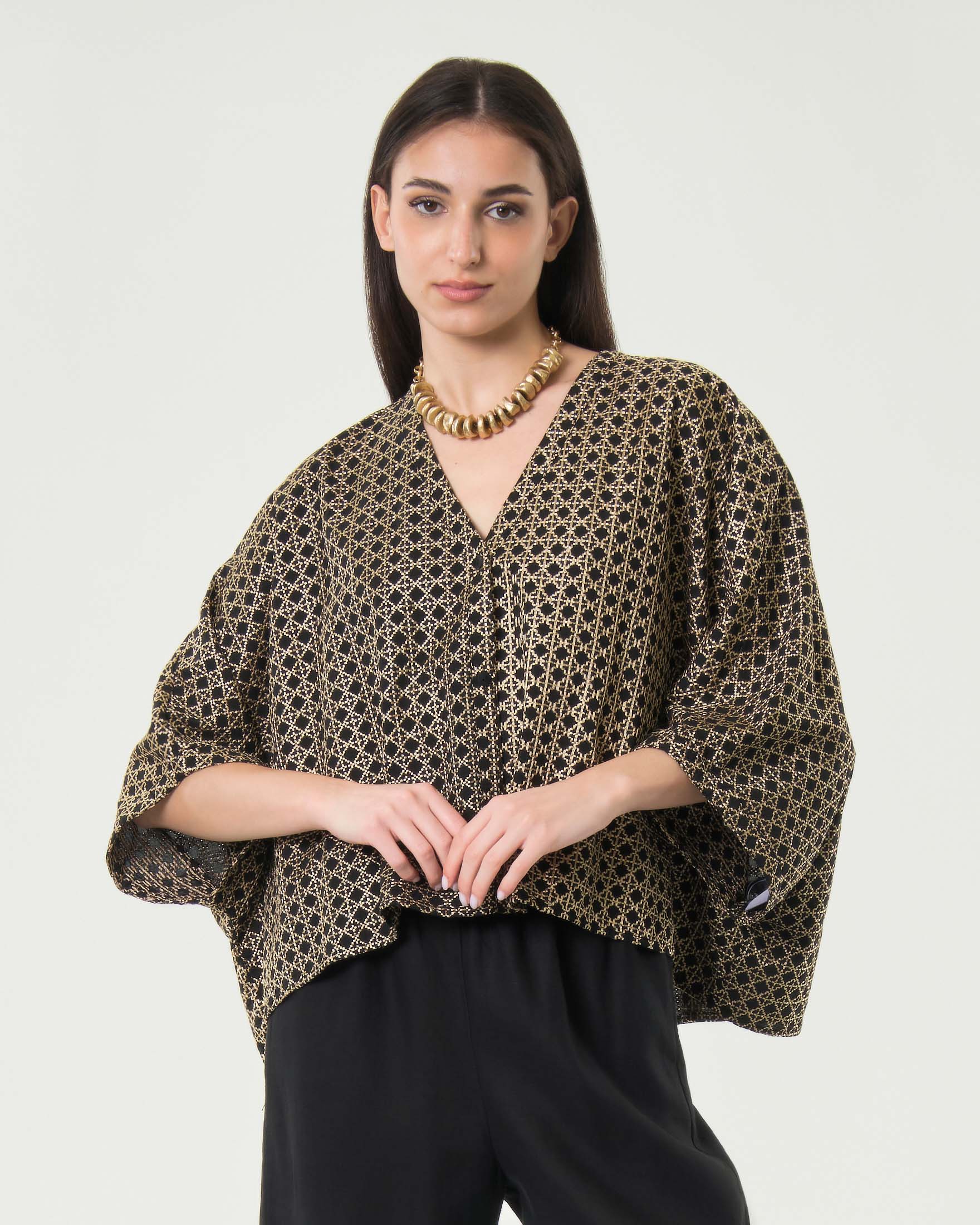 Giacca corta Greek Archaic Kori nera in jacquard di cotone con filo dorato e maniche a pipistrello