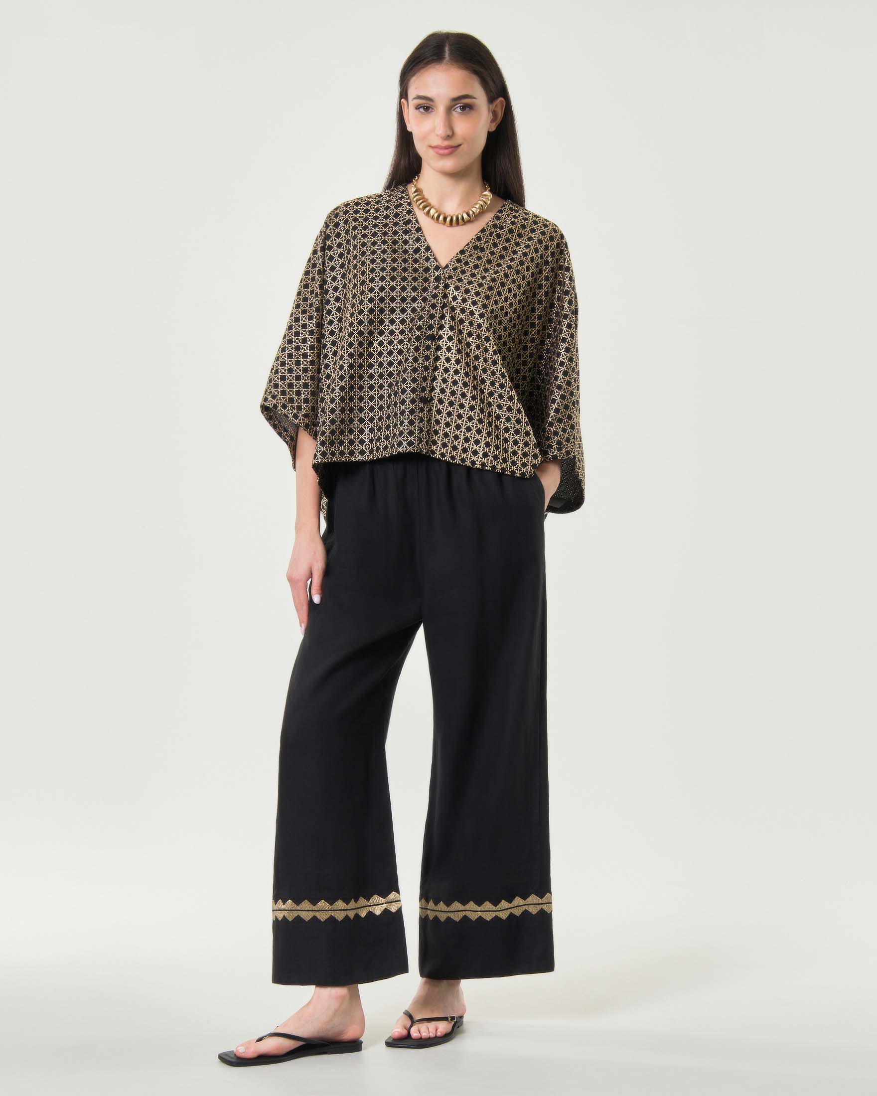 Giacca corta Greek Archaic Kori nera in jacquard di cotone con filo dorato e maniche a pipistrello image