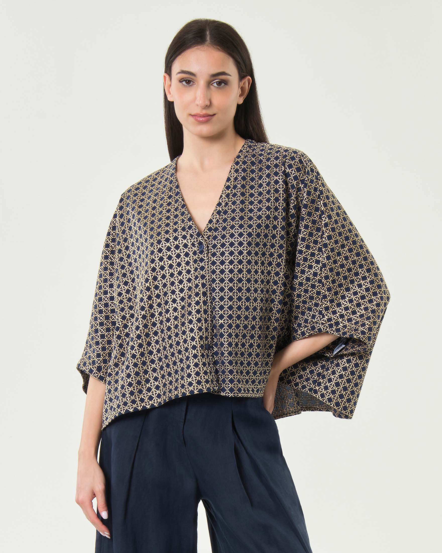 Giacca corta Greek Archaic Kori blu in jacquard di cotone con filo dorato e maniche a pipistrello