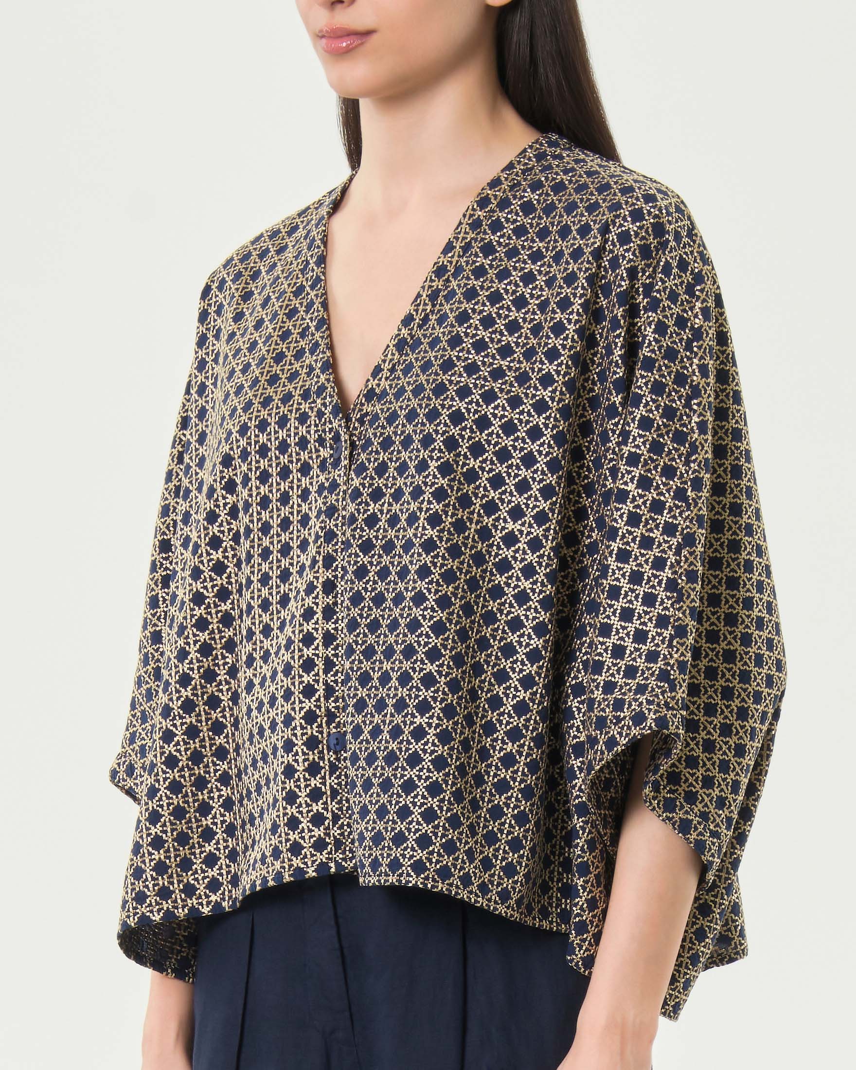 Giacca corta Greek Archaic Kori blu in jacquard di cotone con filo dorato e maniche a pipistrello image